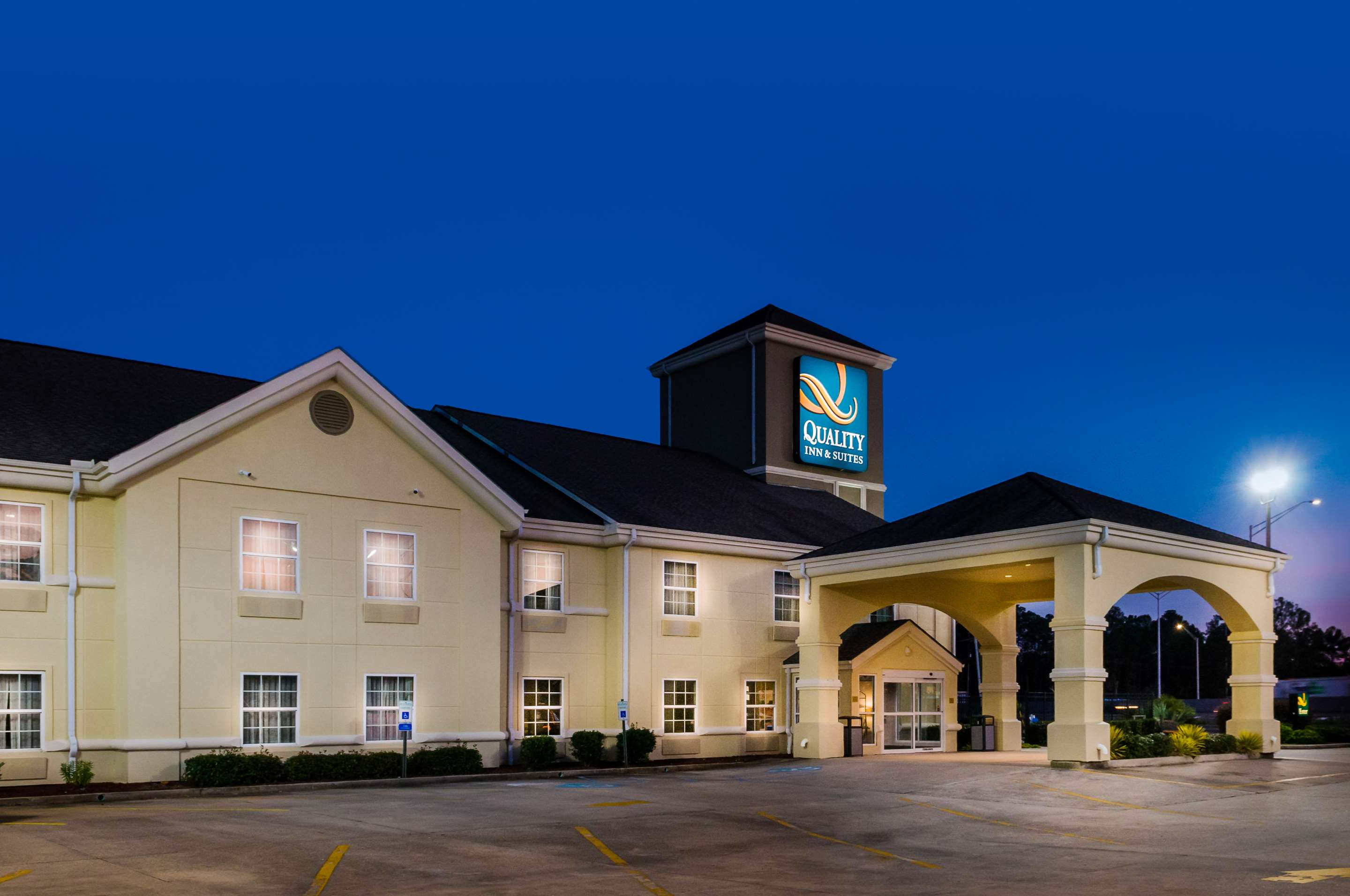Hotel at night | Quality Inn & Suites Slidell