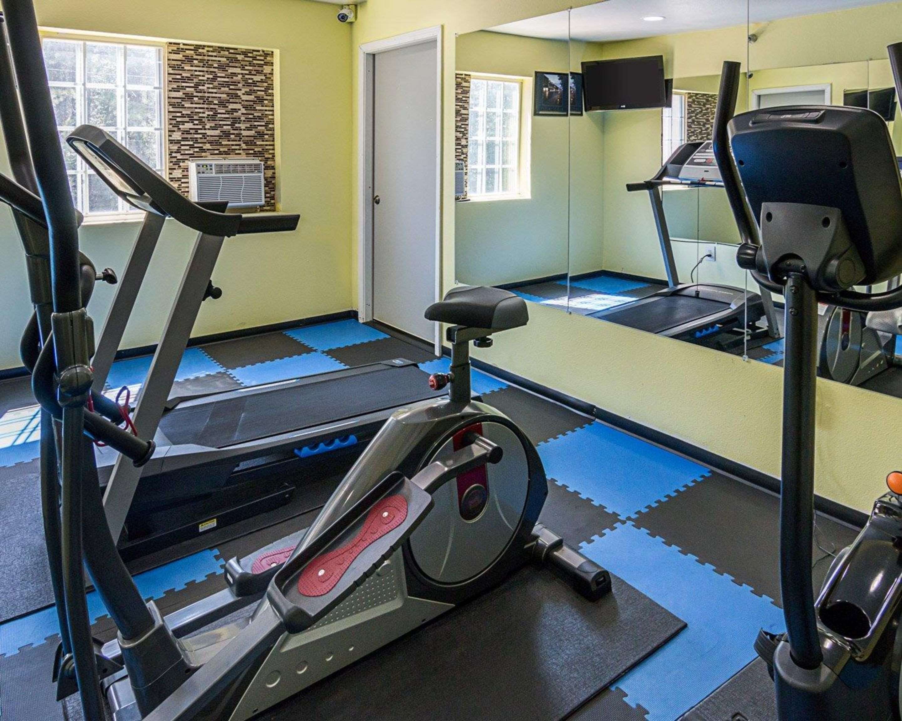 Exercise room | Econo Lodge Inn & Suites Natchitoches