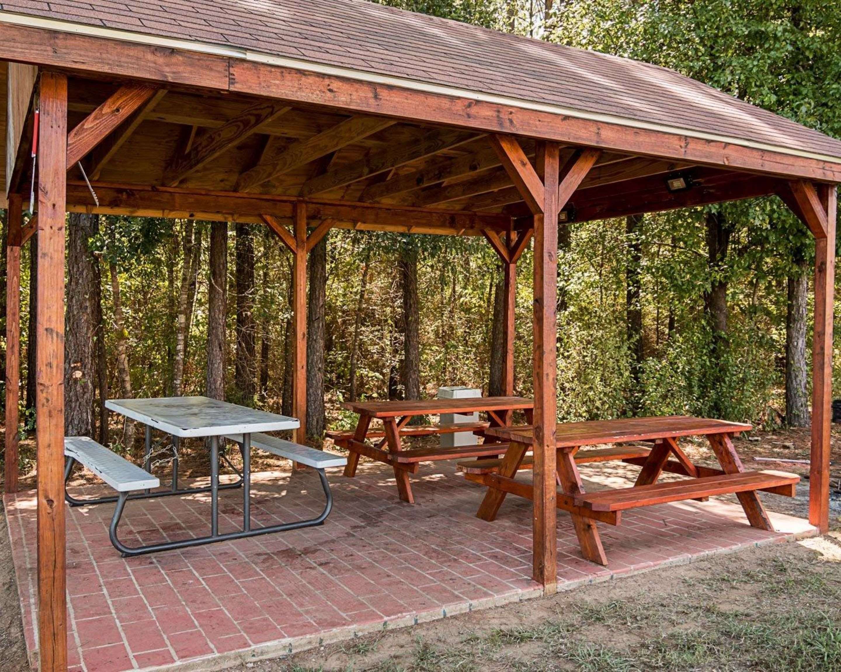Picnic area | Econo Lodge Inn & Suites Natchitoches