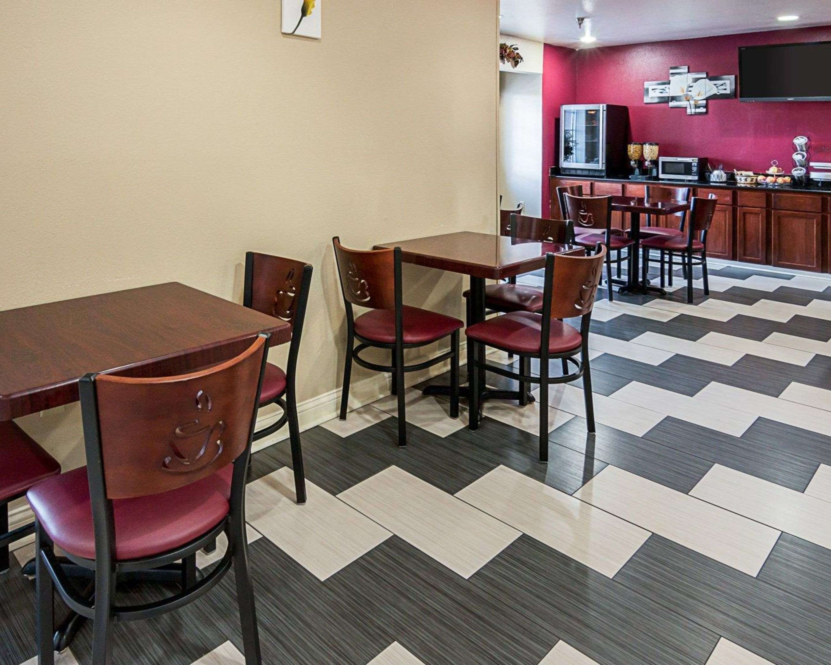 Spacious breakfast area | Econo Lodge Inn & Suites Natchitoches