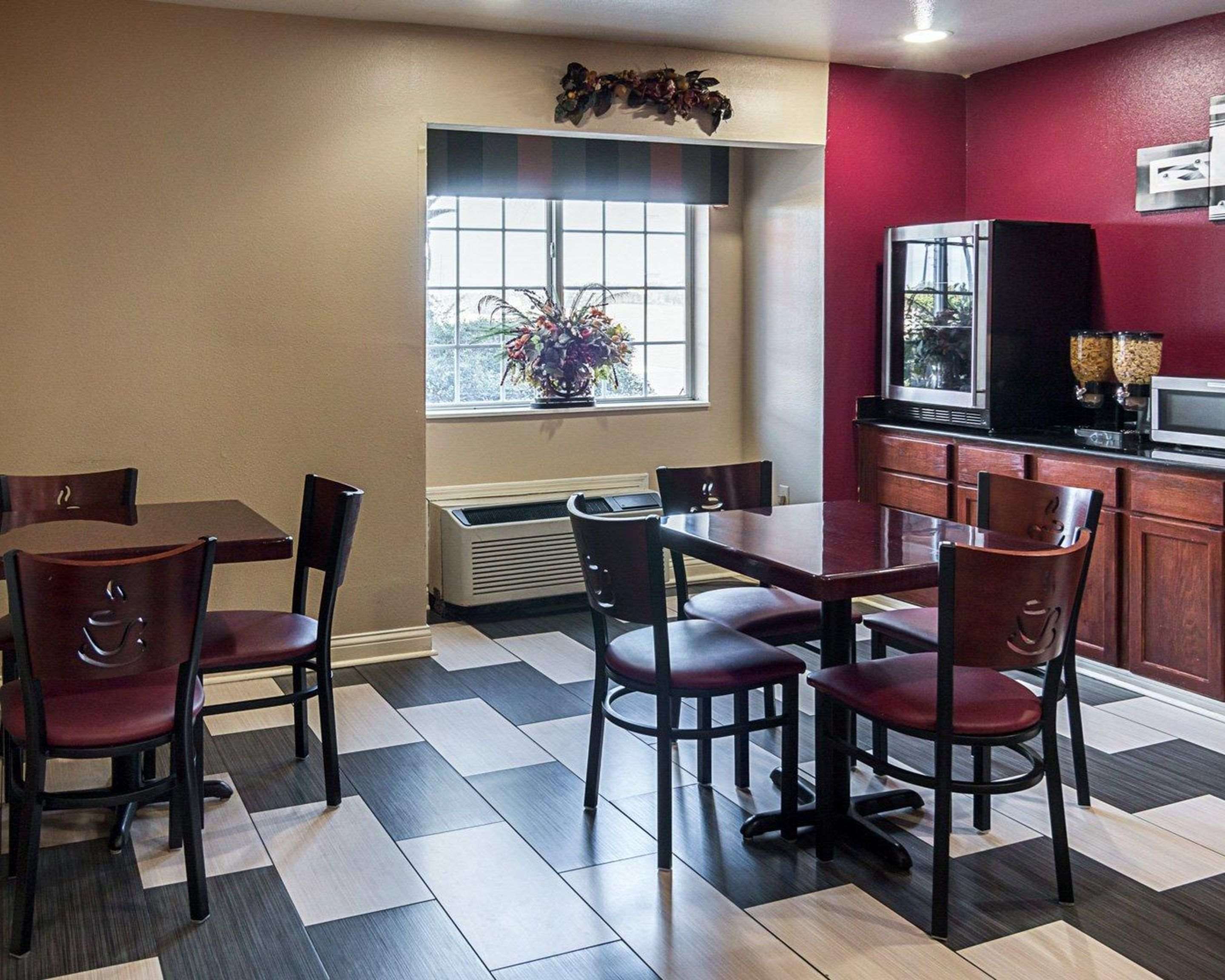 Enjoy breakfast in this seating area | Econo Lodge Inn & Suites Natchitoches