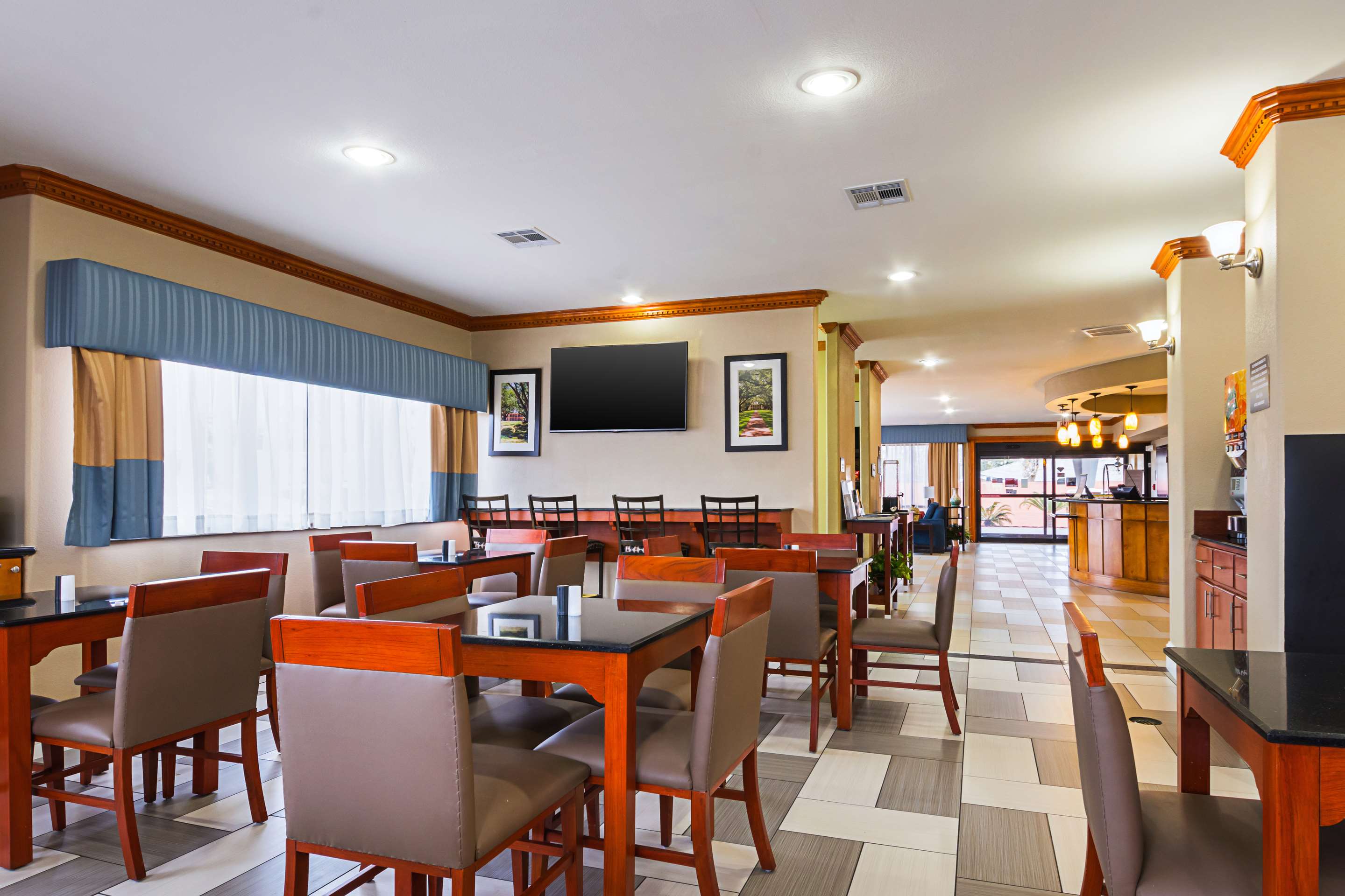 Enjoy breakfast in this seating area | Comfort Suites Lake Charles