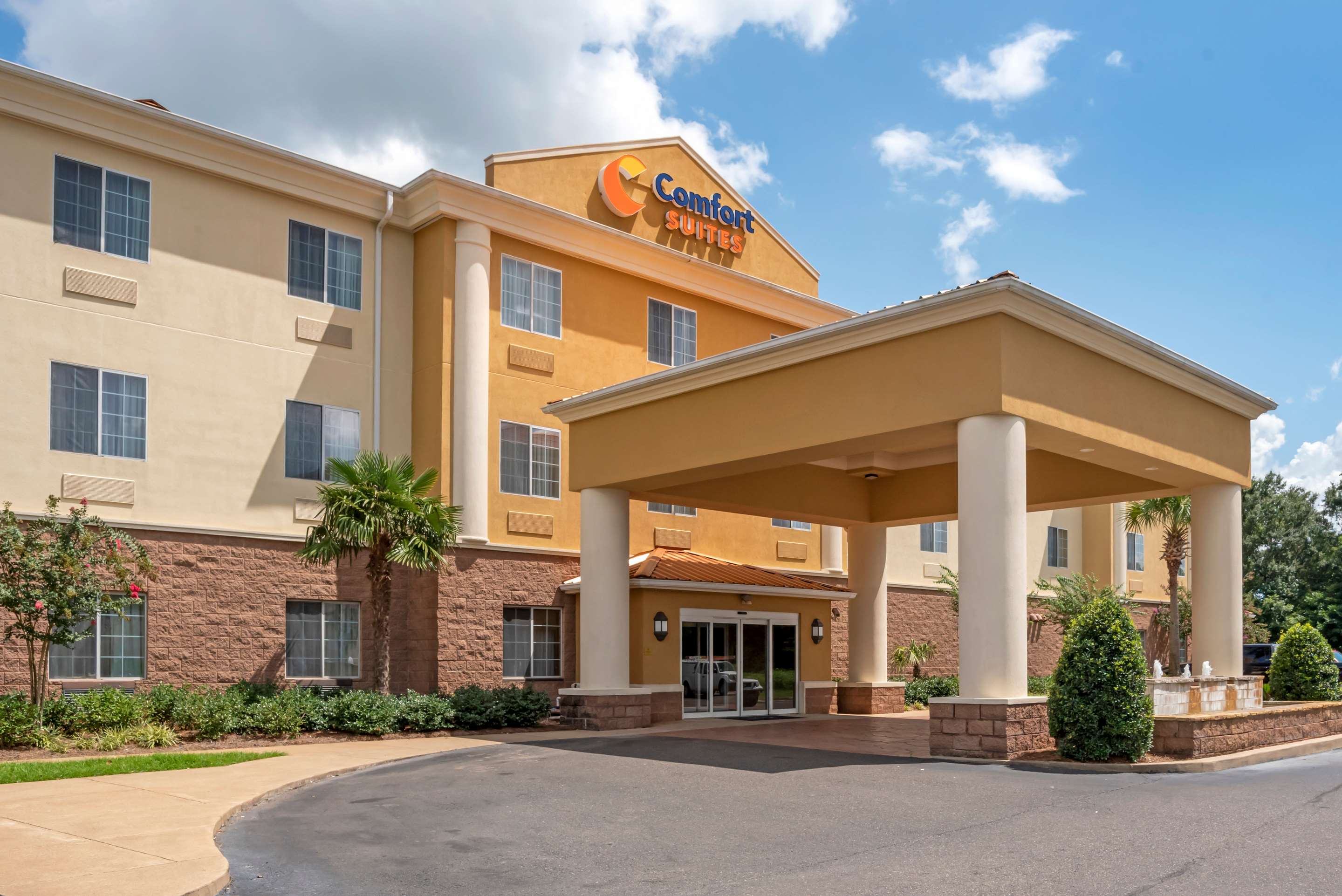 Hotel exterior | Comfort Suites Alexandria