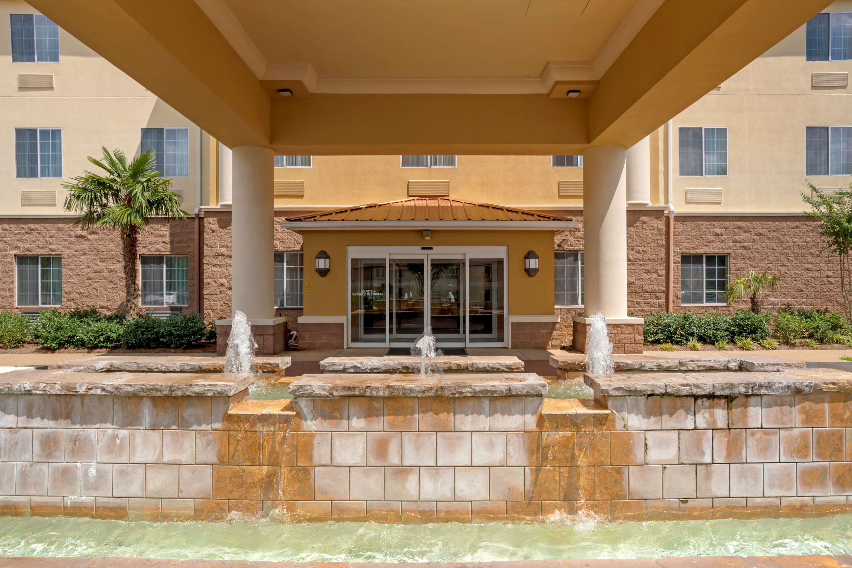 Hotel Entrance | Comfort Suites Alexandria