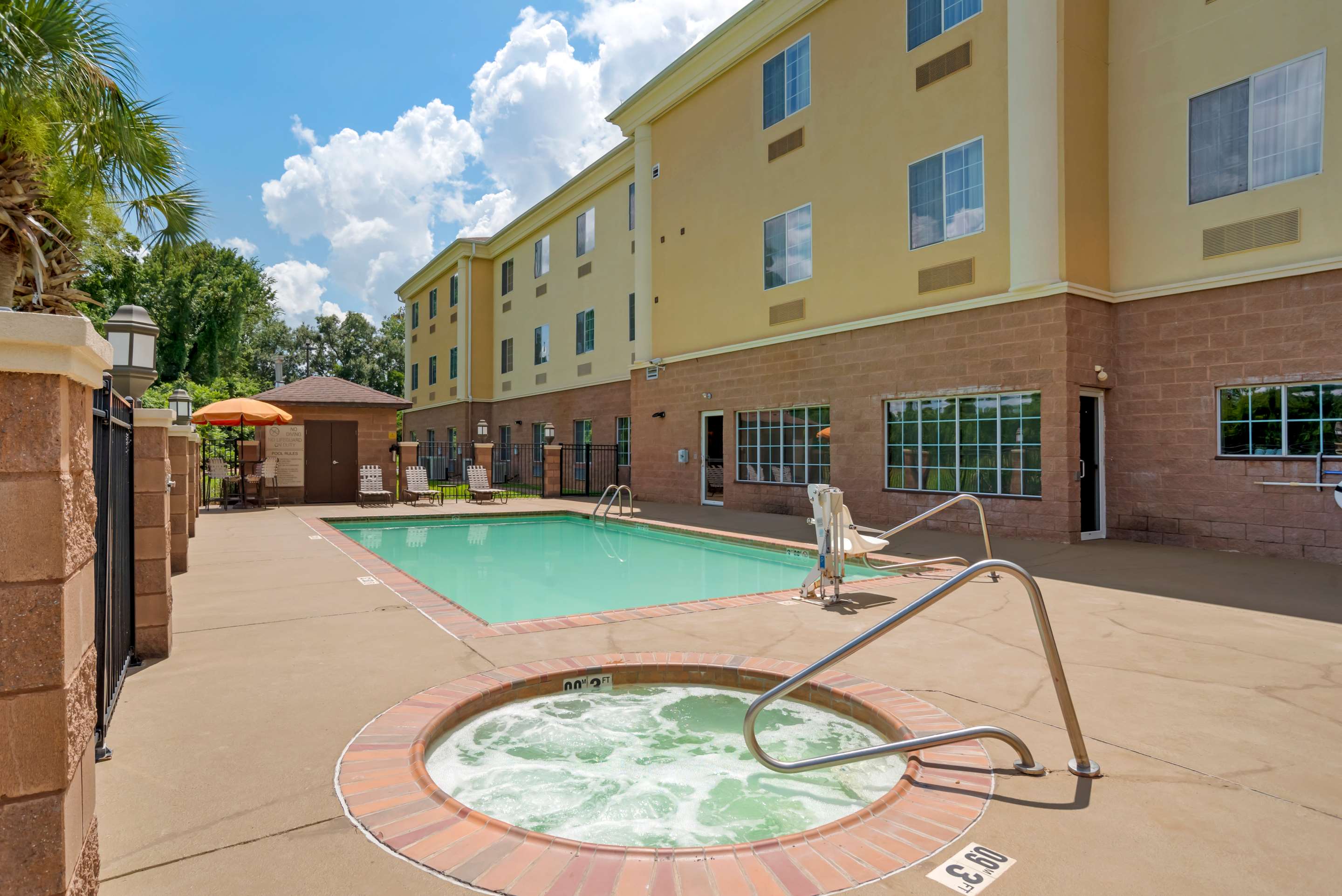 Outdoor pool | Comfort Suites Alexandria