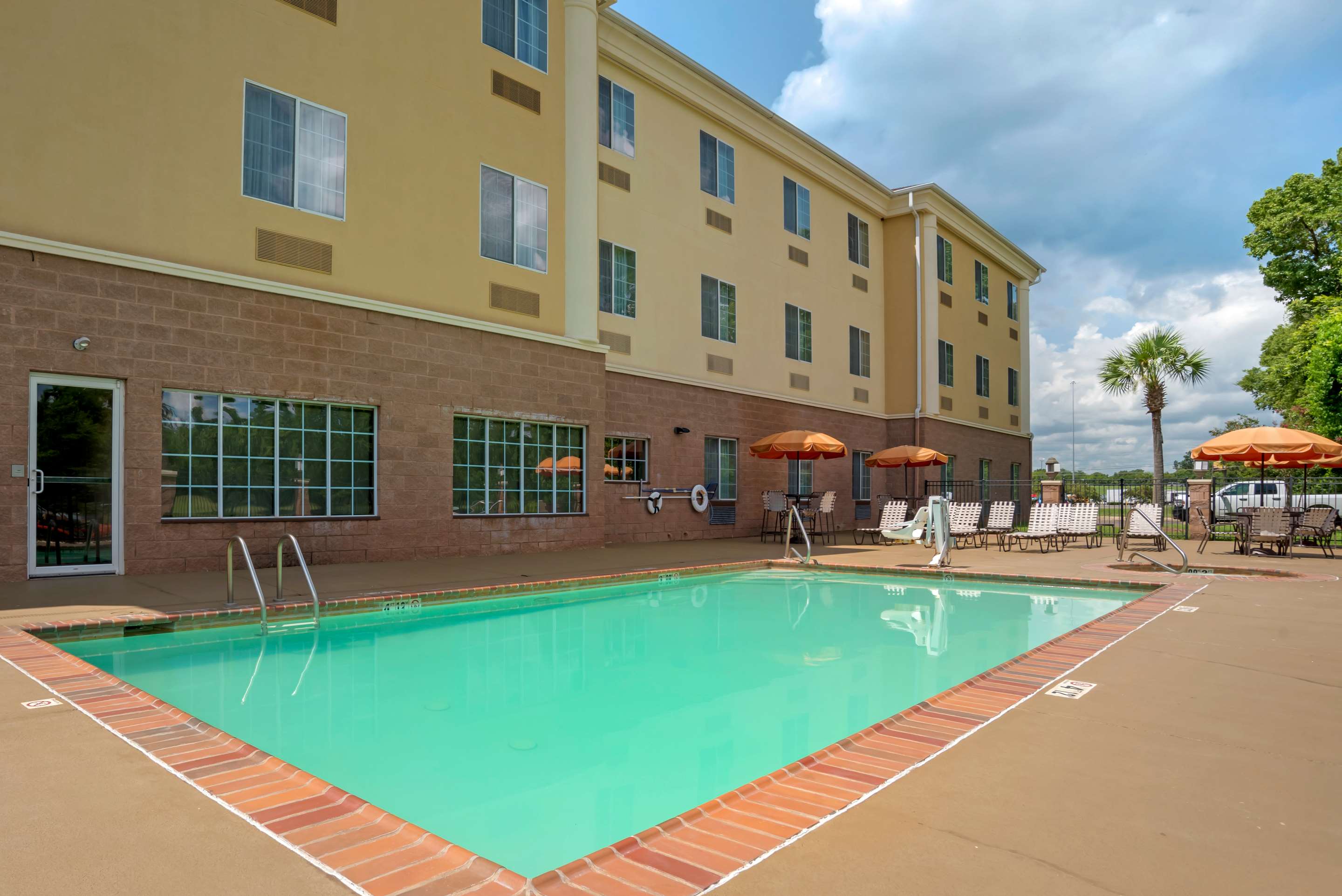 Outdoor pool | Comfort Suites Alexandria