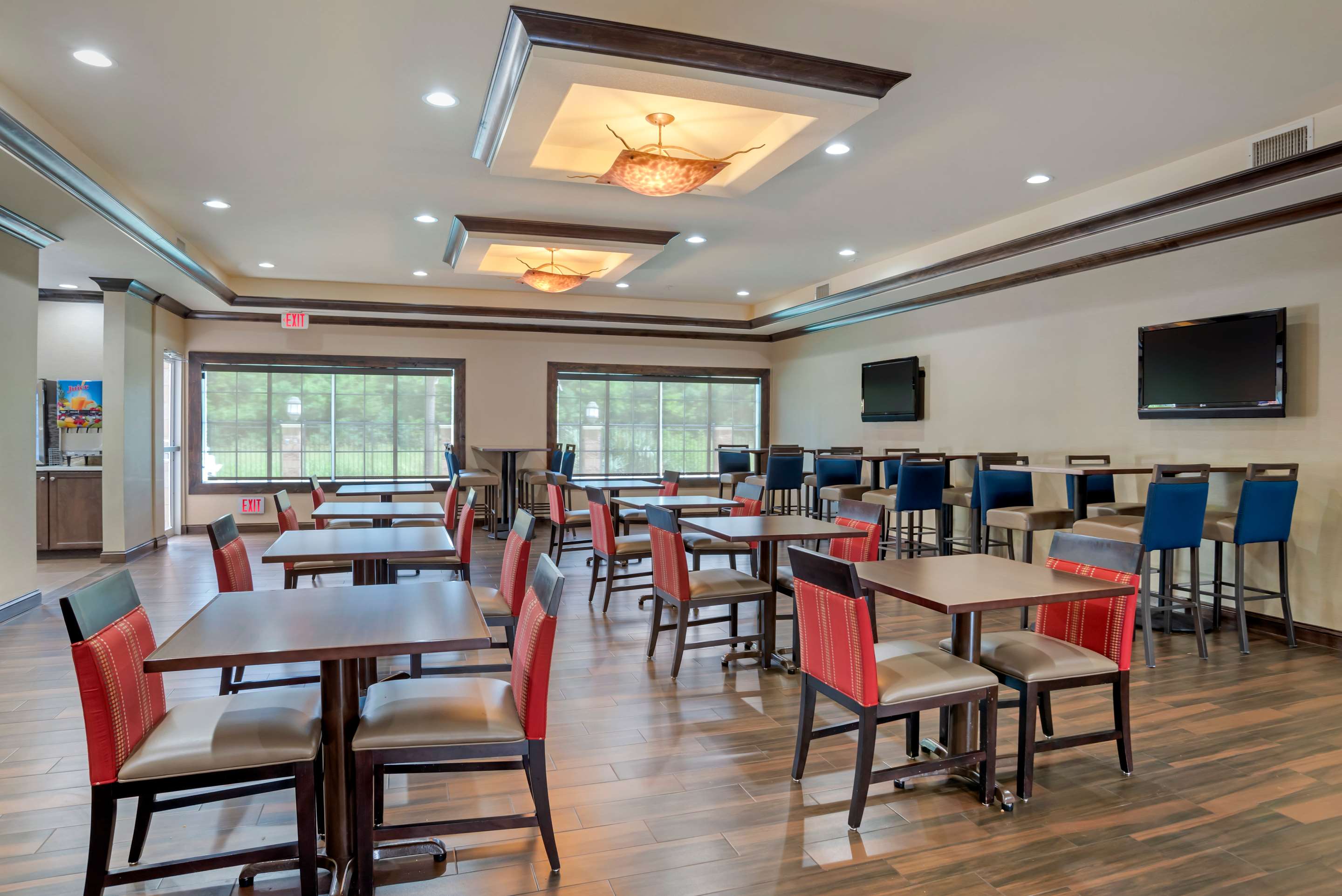 Breakfast area | Comfort Suites Alexandria