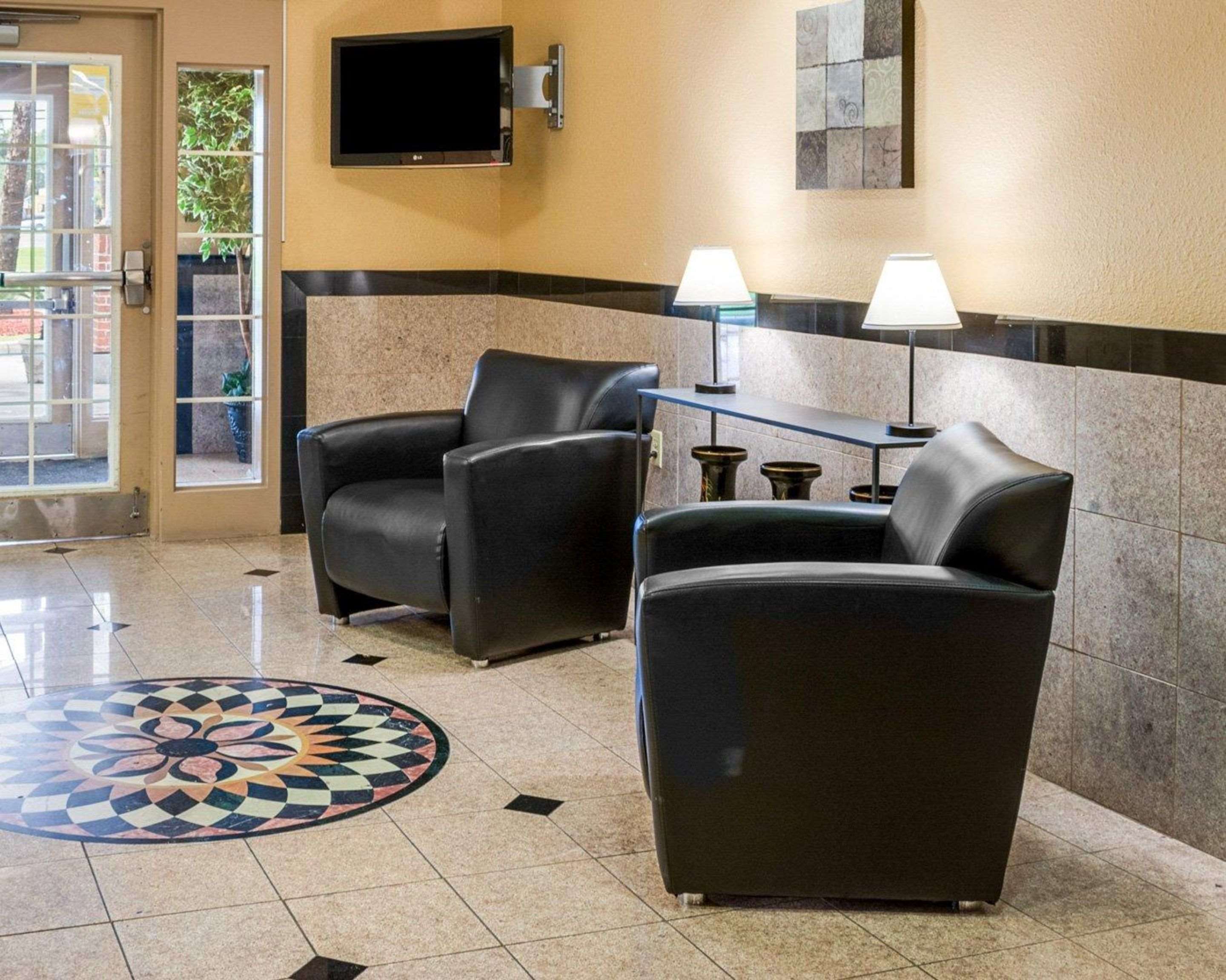 Lobby with sitting area | Suburban Studios Avondale