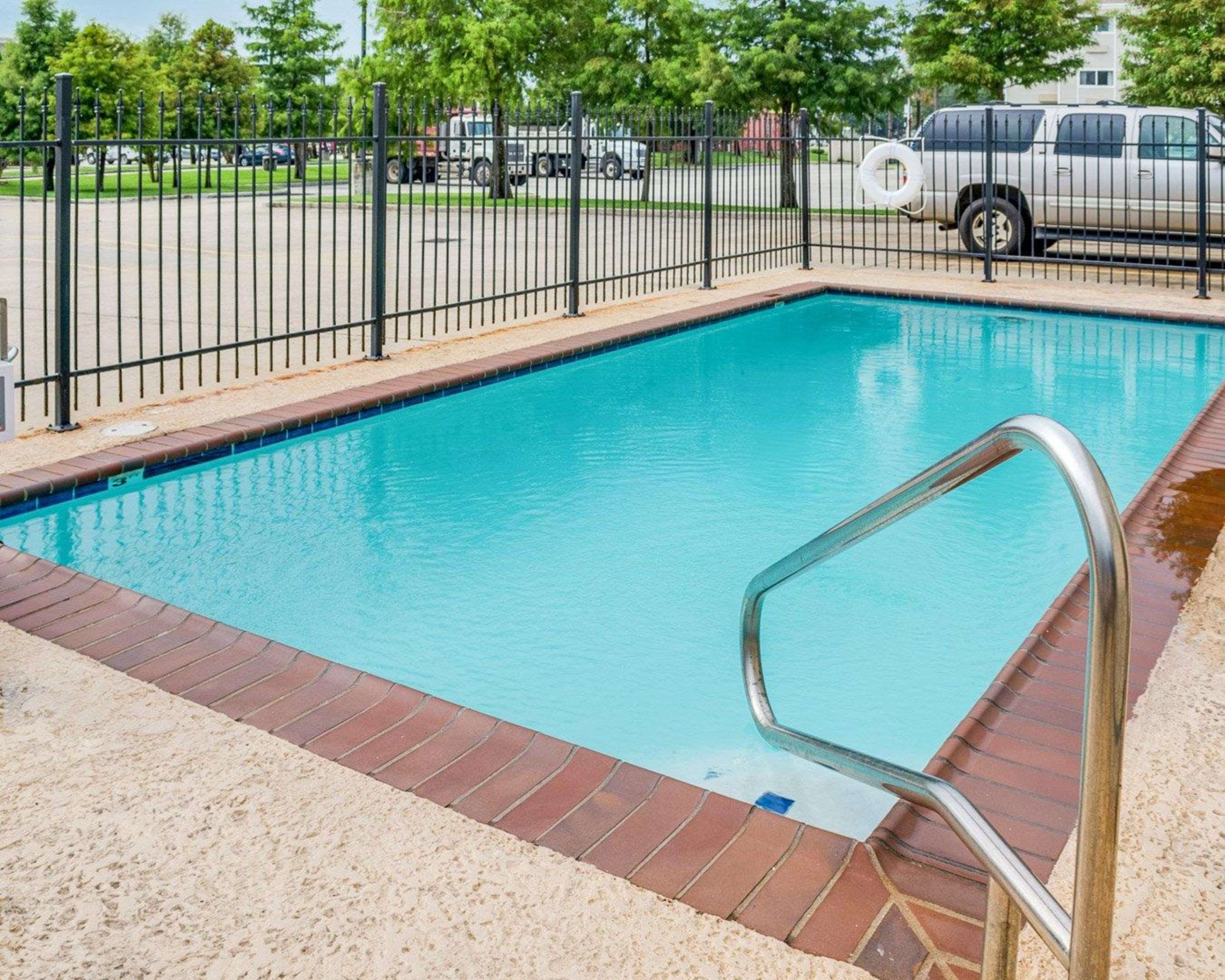 Outdoor pool | Suburban Studios Avondale