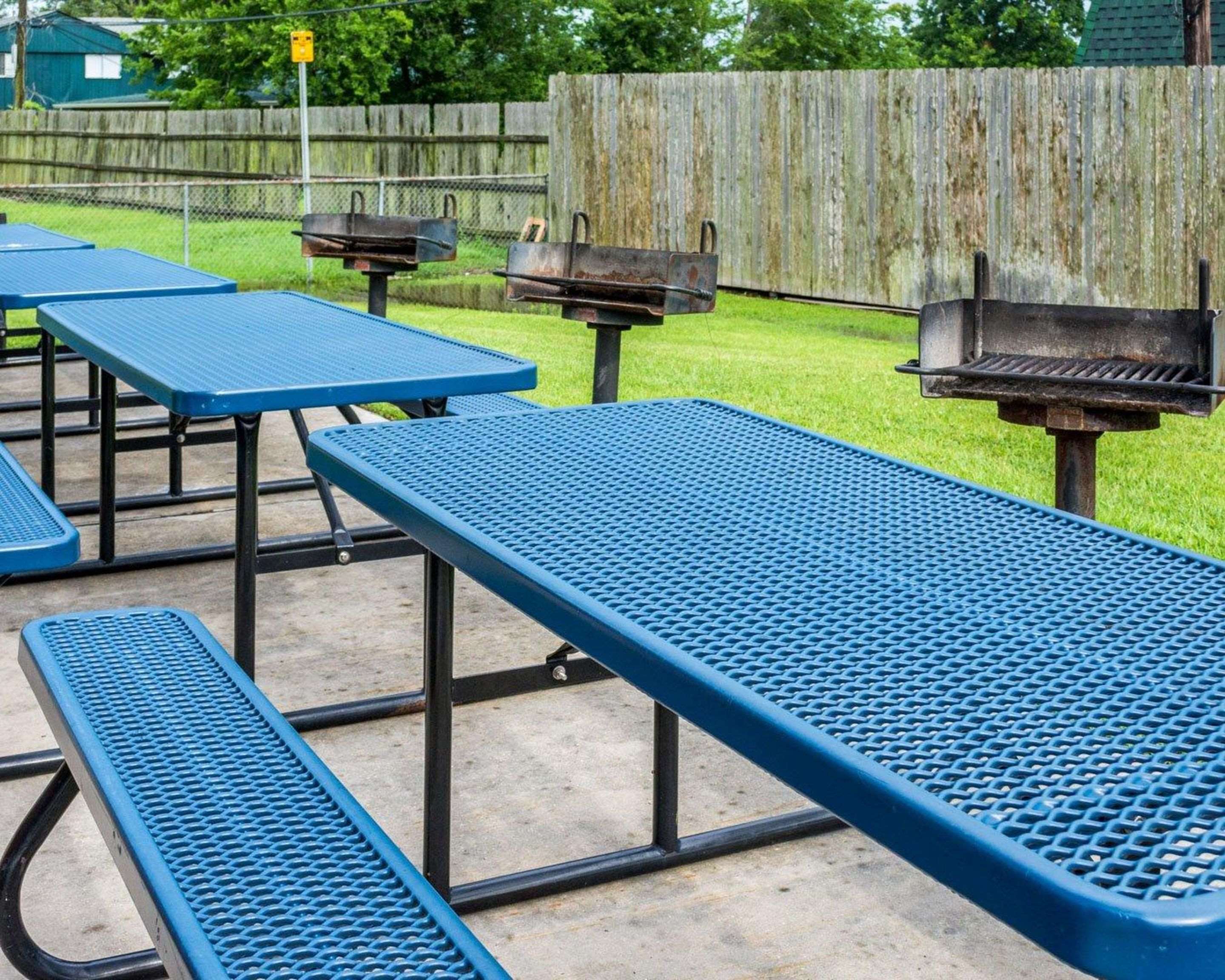 Picnic area | Suburban Studios Avondale