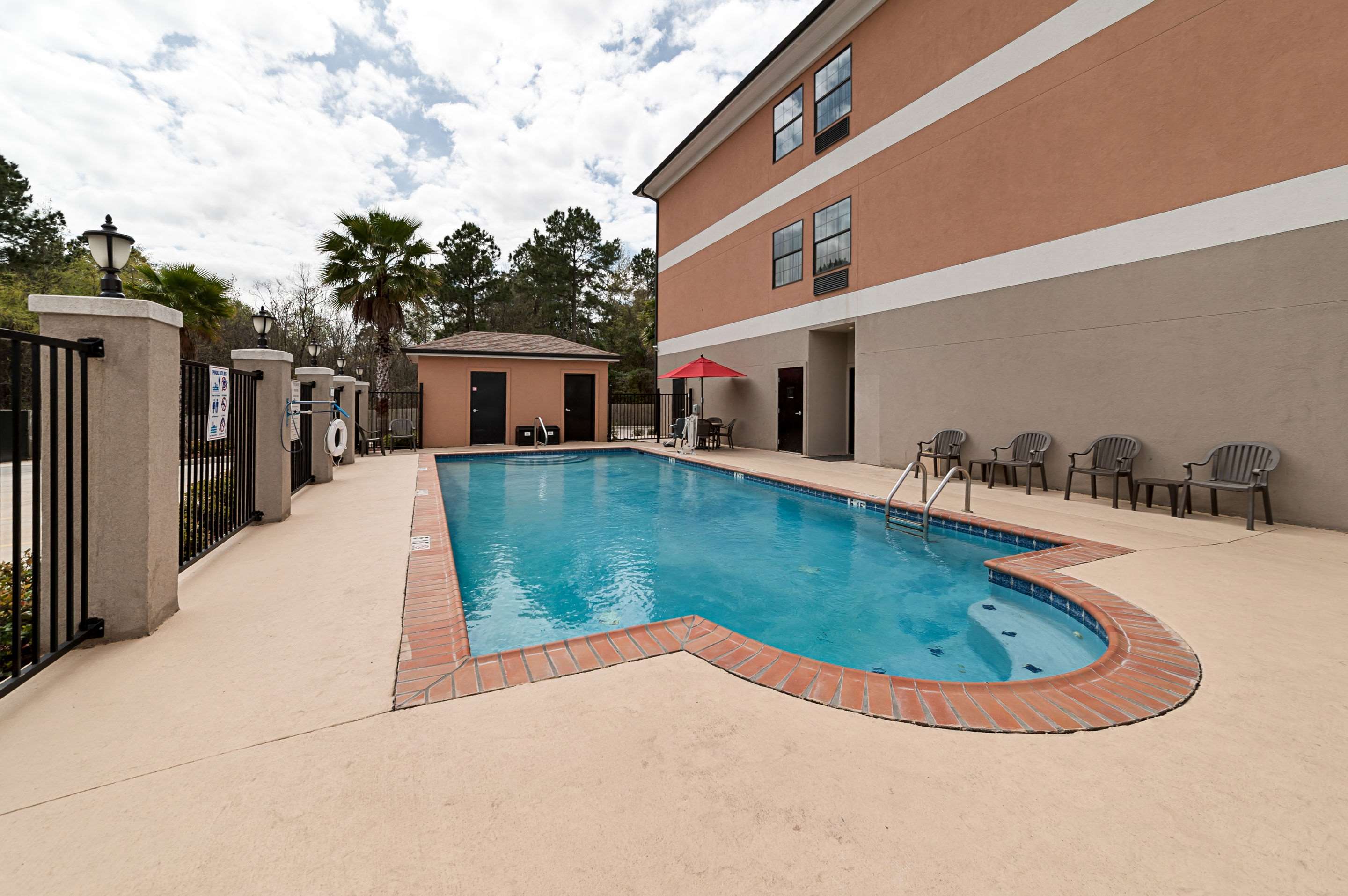 Hotel pool area | Comfort Suites Sulphur - Lake Charles