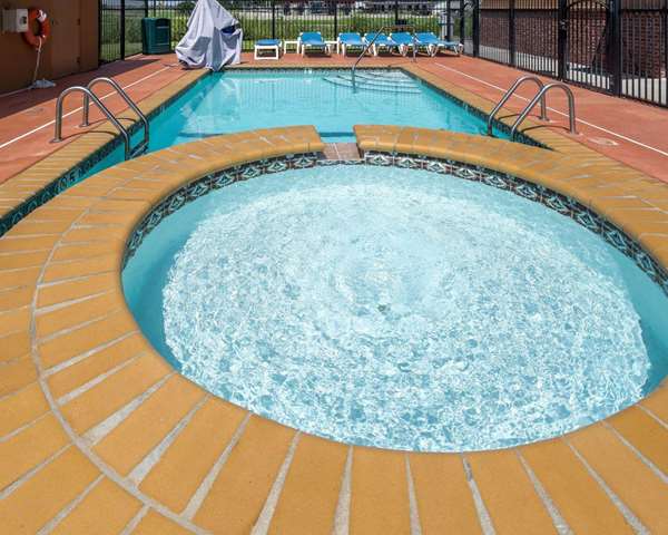 Pool - Quality Inn Donaldsonville