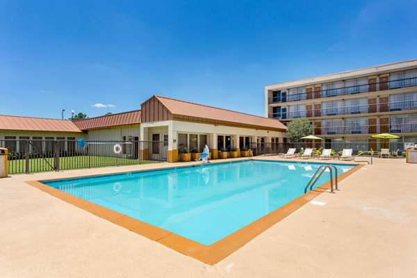 Pool - Quality Inn & Suites Port Allen - I-10, Exit 151