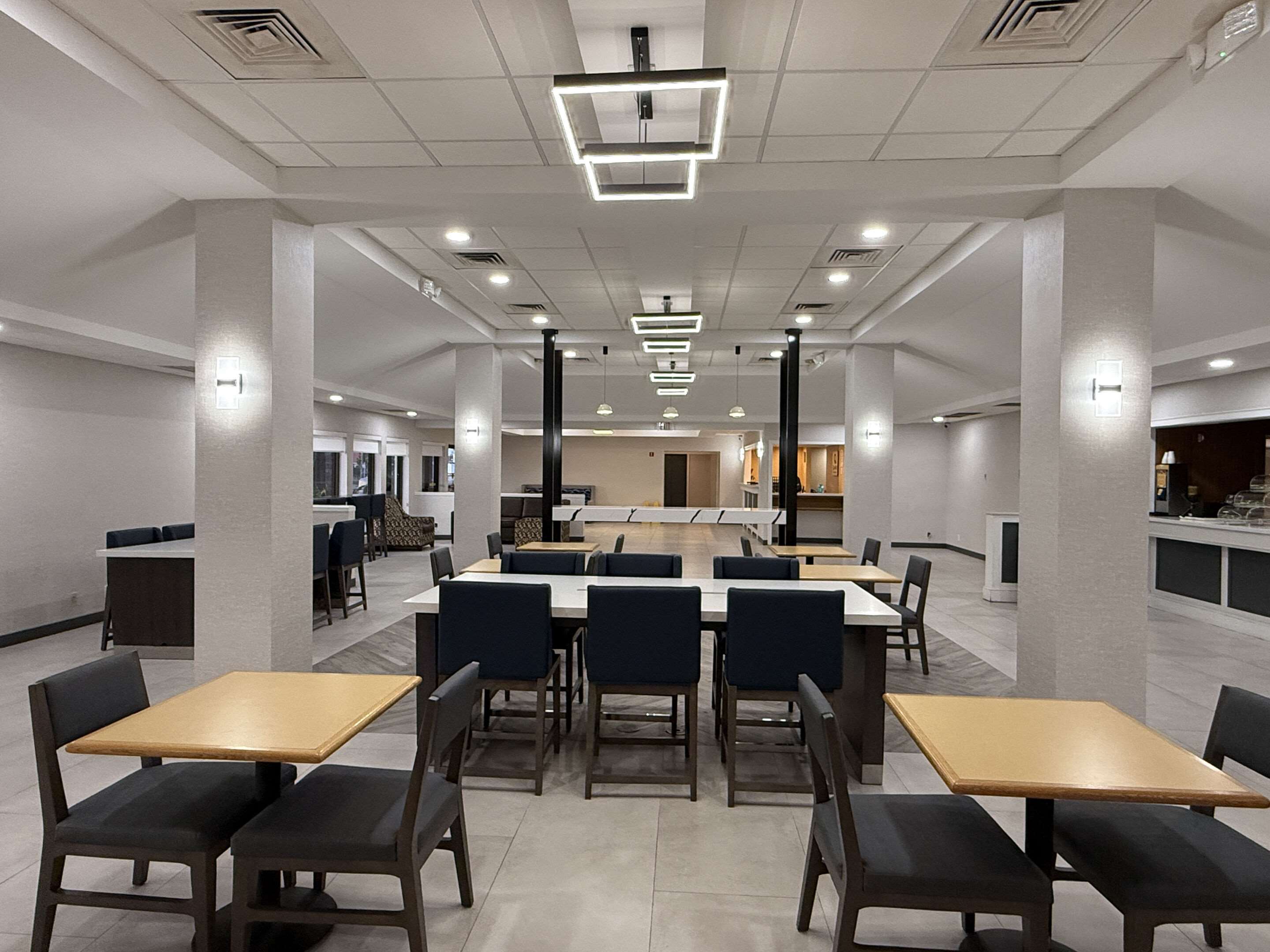 Enjoy breakfast in this seating area | Quality Inn & Suites Baton Rouge West – Port Allen
