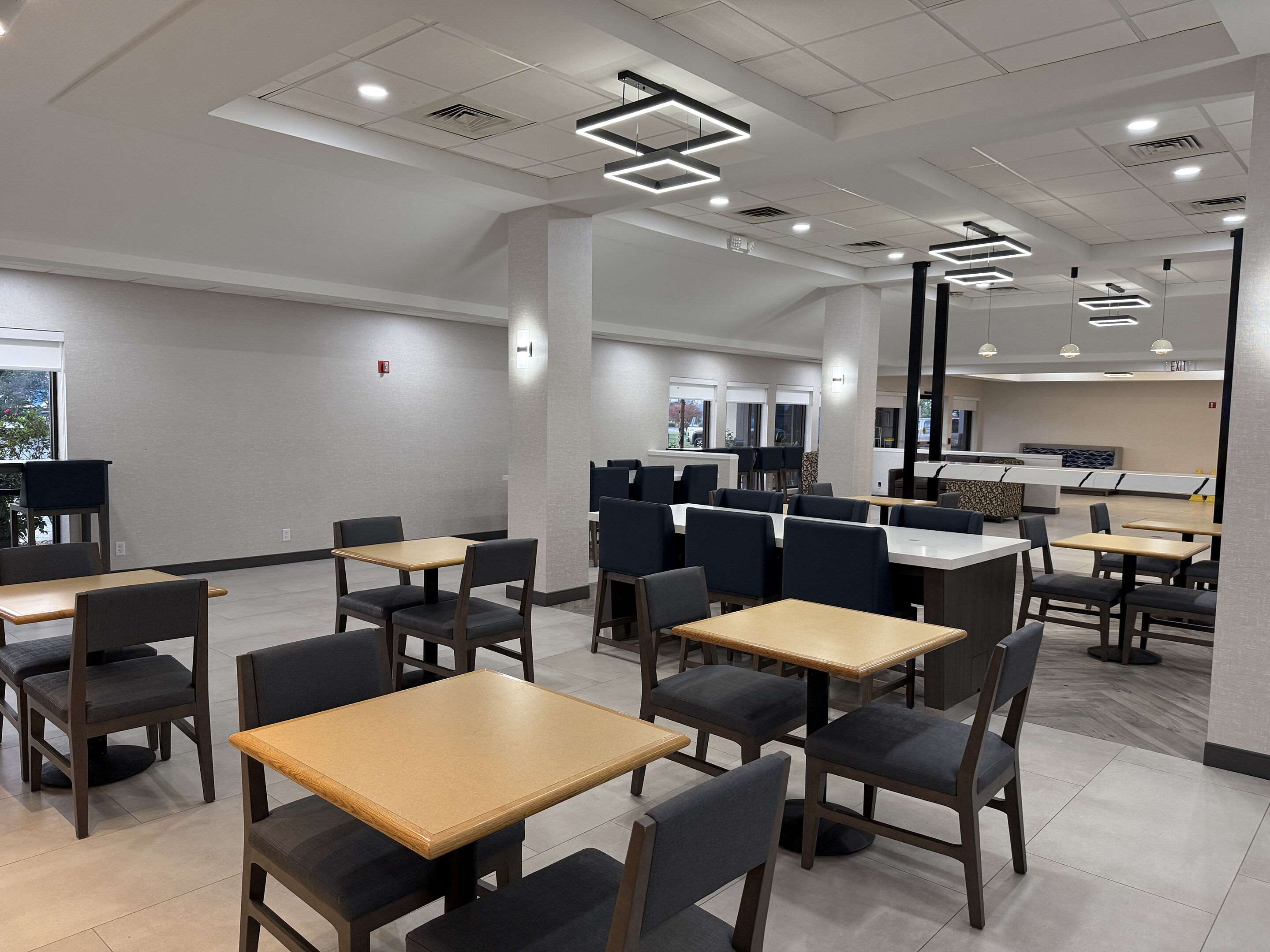 Enjoy breakfast in this seating area | Quality Inn & Suites Baton Rouge West – Port Allen