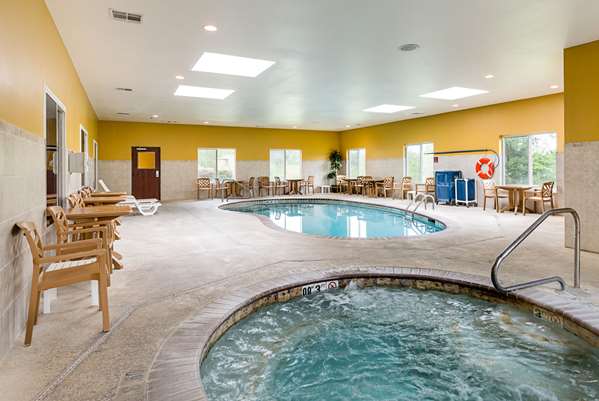 Pool - Comfort Suites Leesville