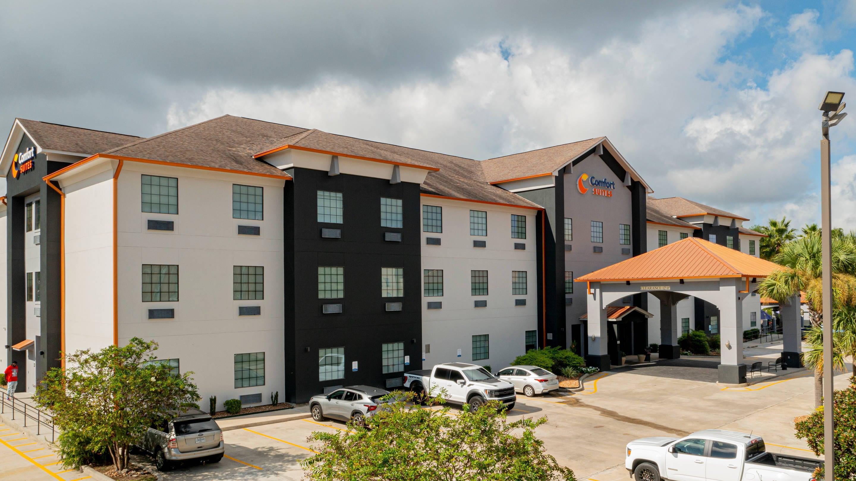 Aerial exterior view | Comfort Suites Oil Center