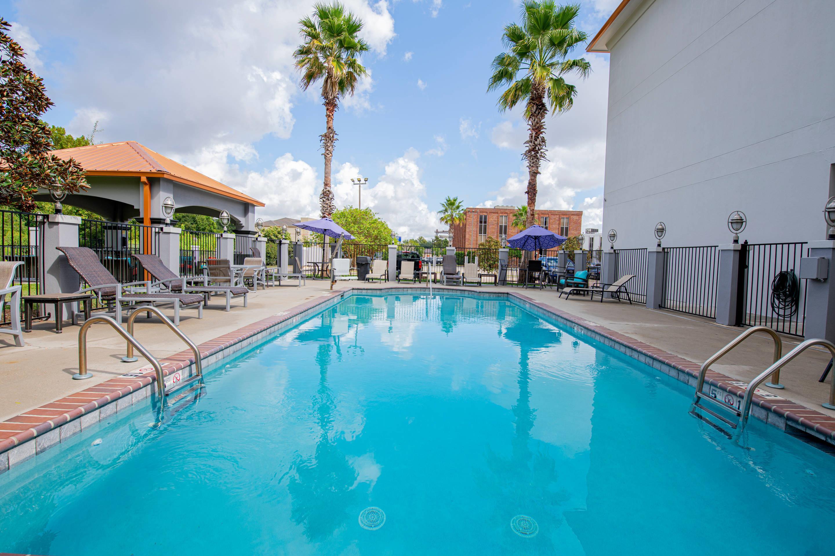 Seasonal outdoor pool | Comfort Suites Oil Center
