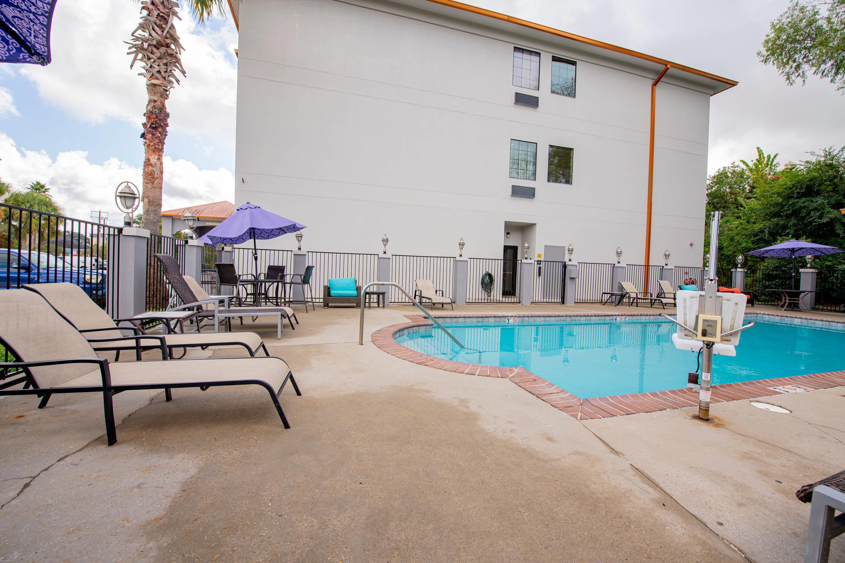 Seasonal outdoor pool | Comfort Suites Oil Center