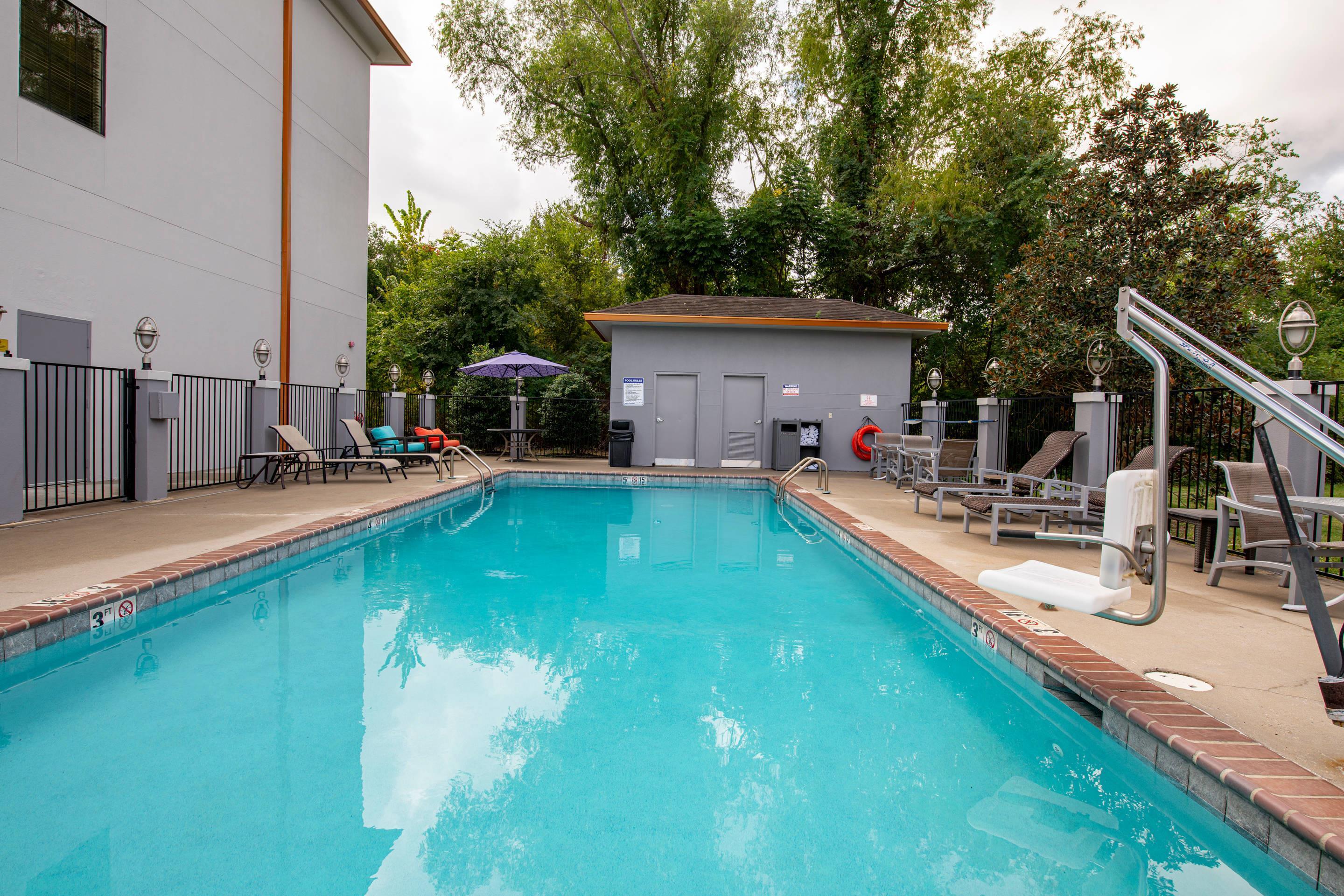 Seasonal outdoor pool | Comfort Suites Oil Center