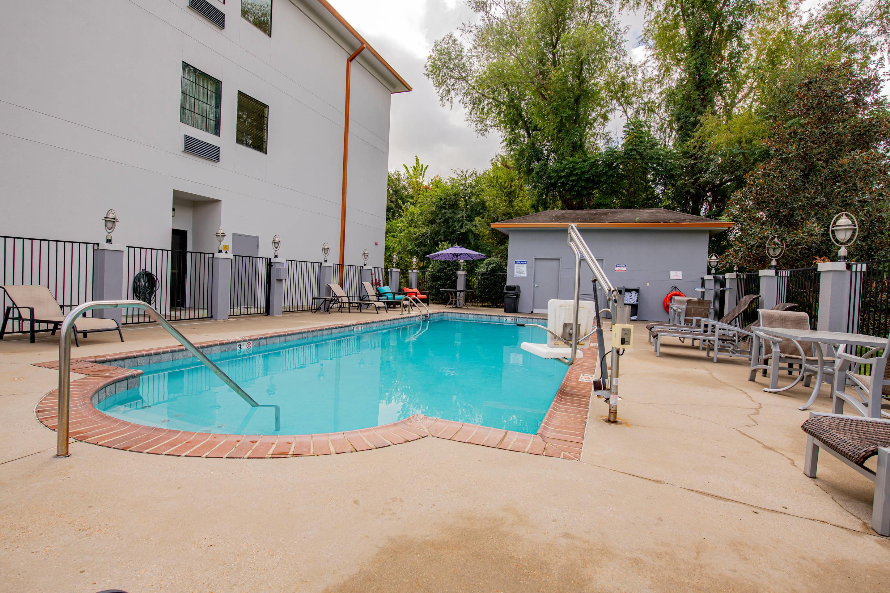 Seasonal outdoor pool | Comfort Suites Oil Center