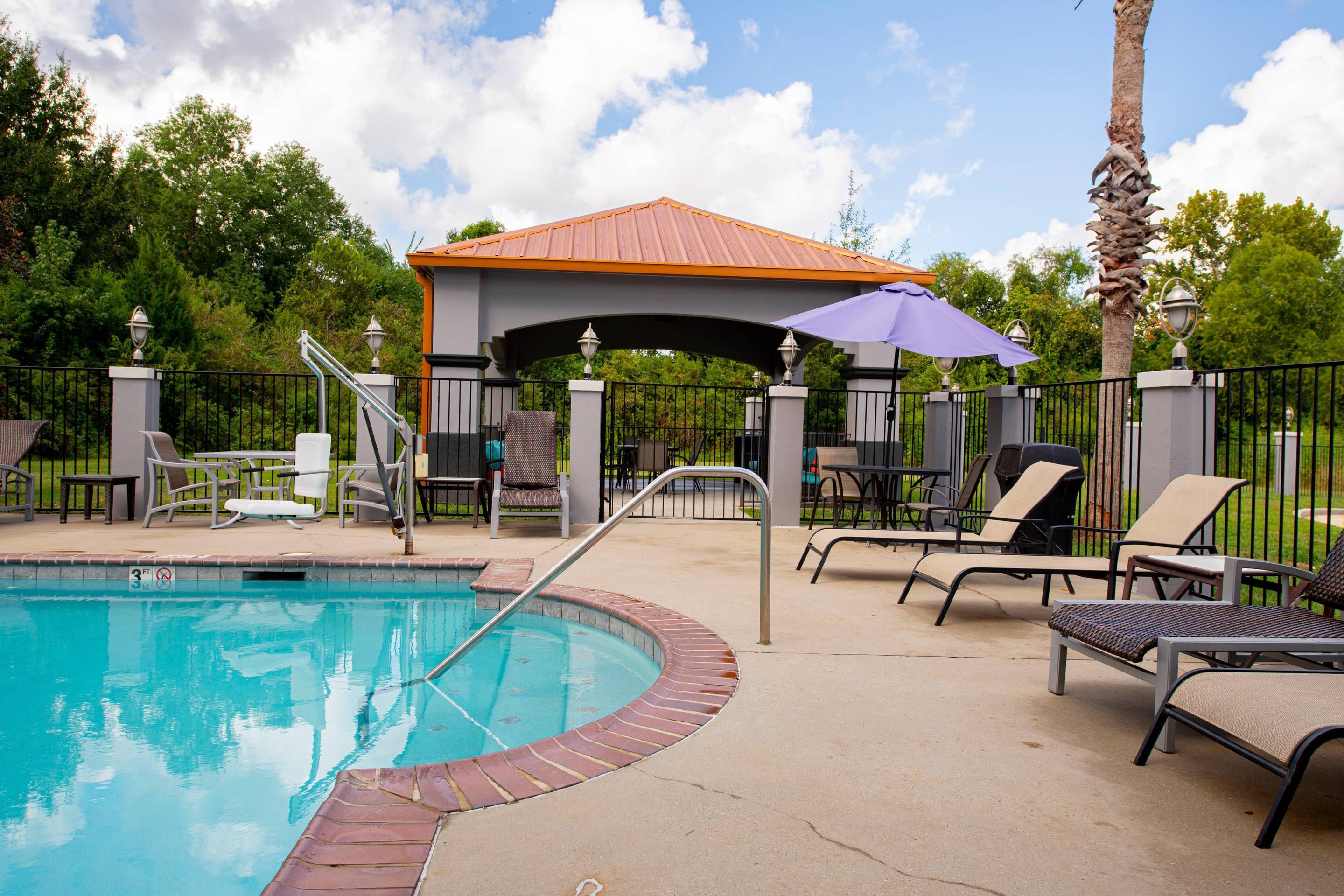 Seasonal outdoor pool | Comfort Suites Oil Center