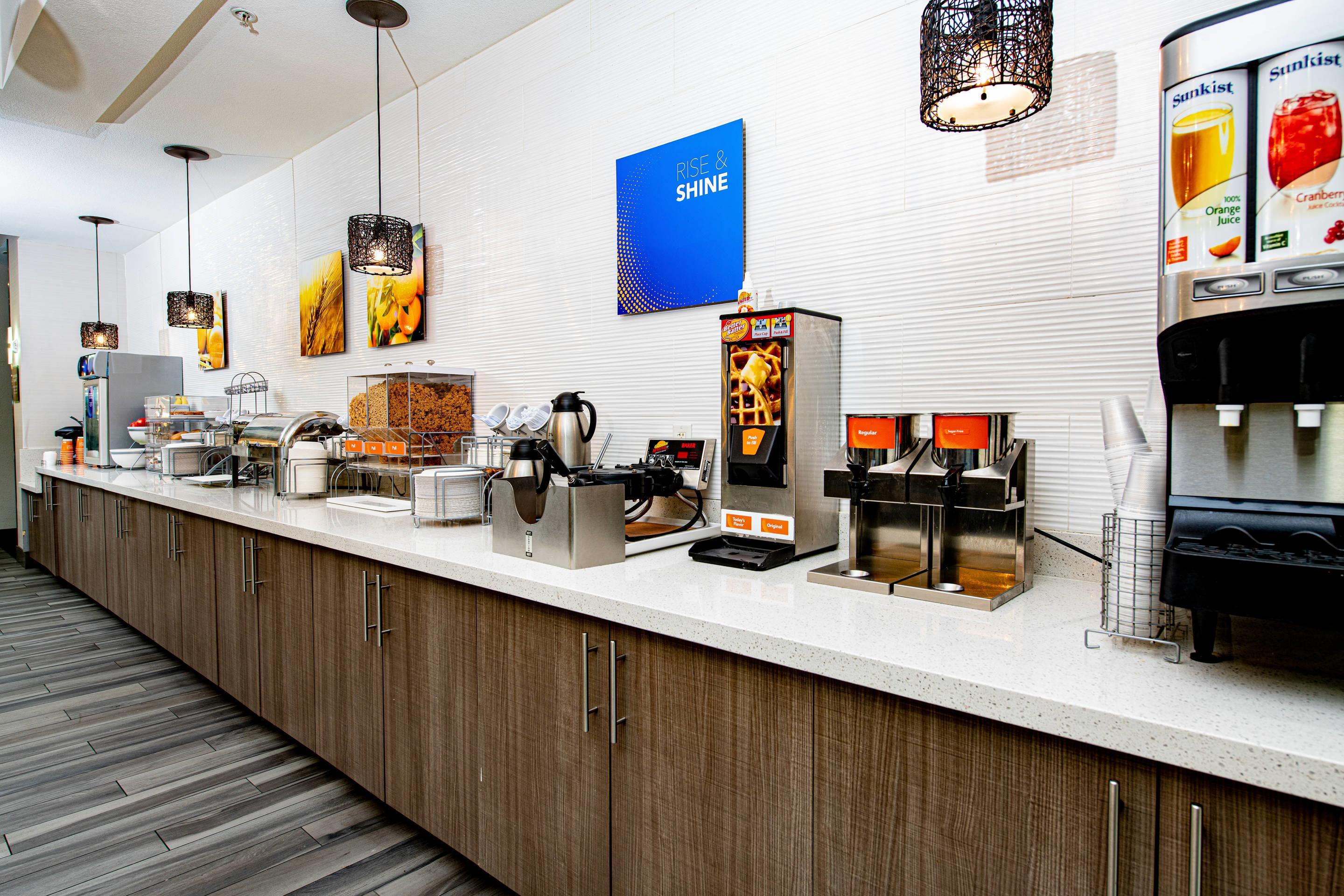 Breakfast area | Comfort Suites Oil Center