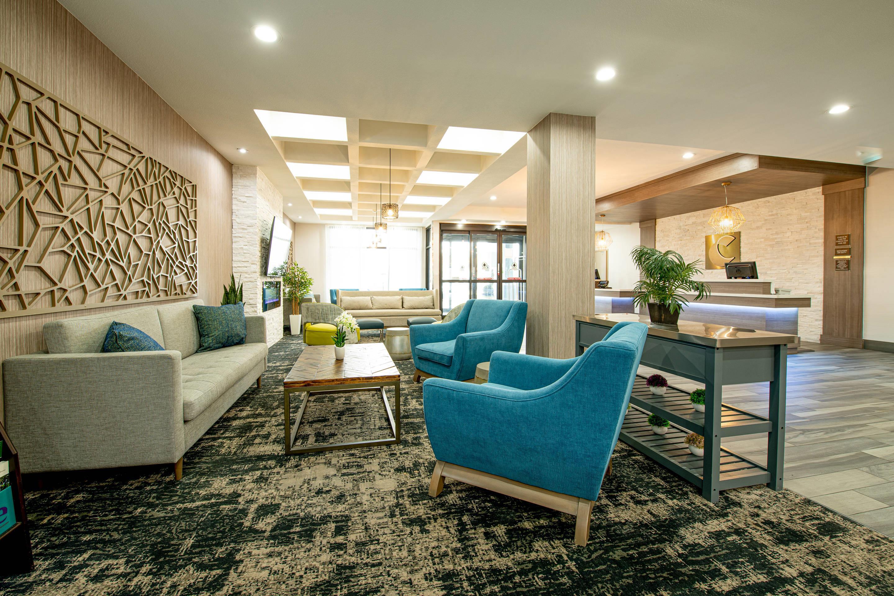 Lobby with sitting area | Comfort Suites Oil Center