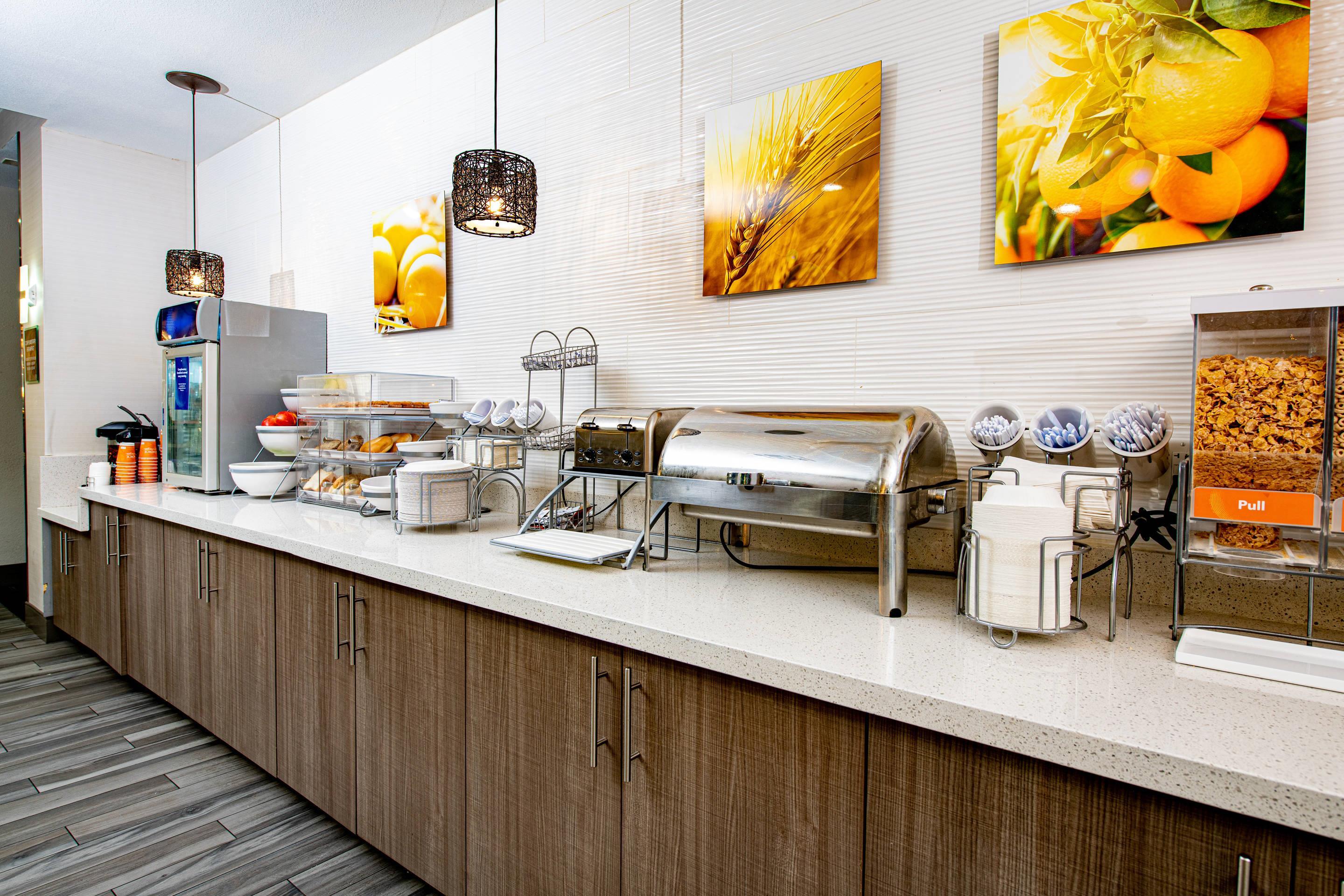 Breakfast area | Comfort Suites Oil Center