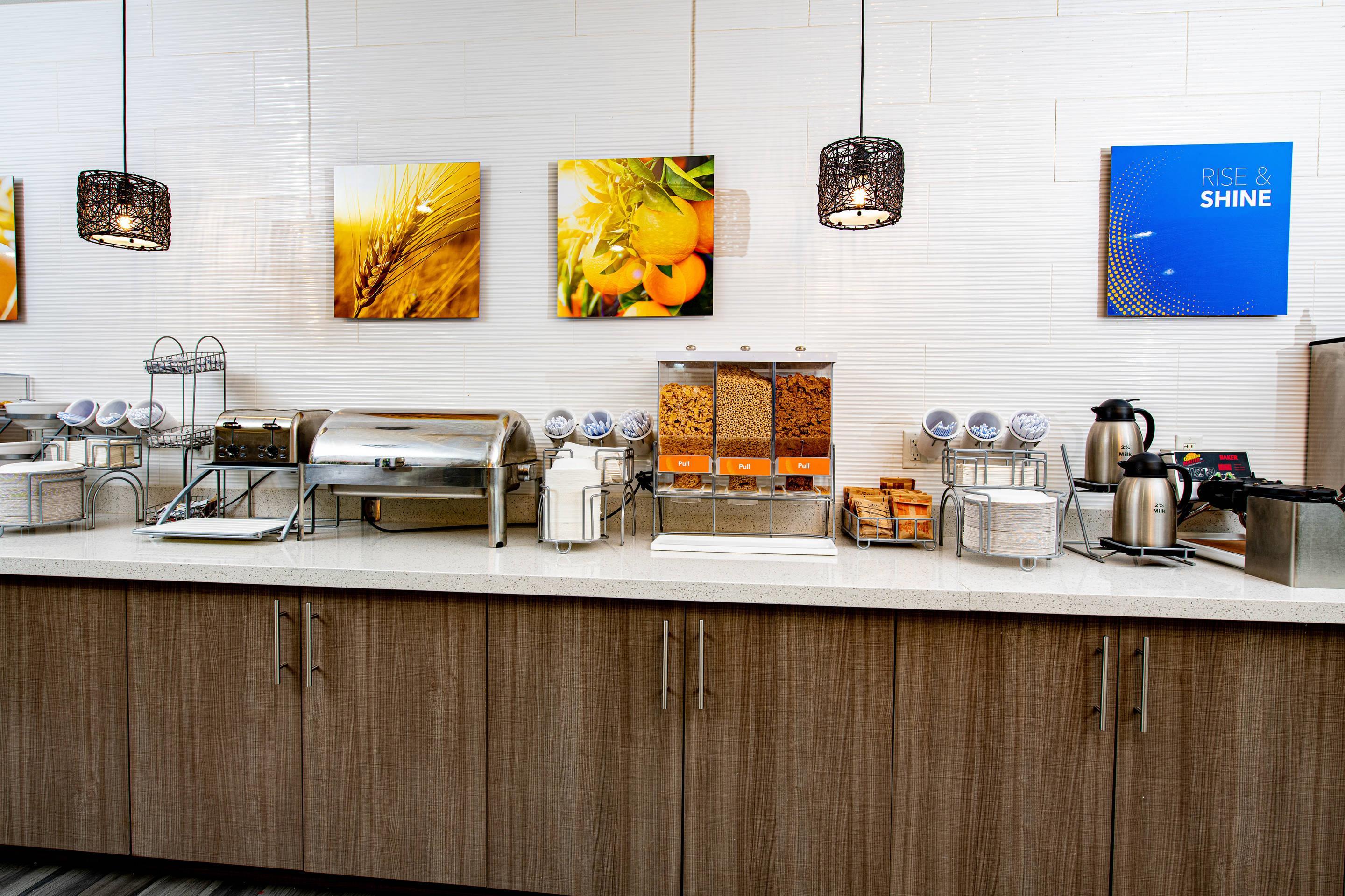 Breakfast area | Comfort Suites Oil Center