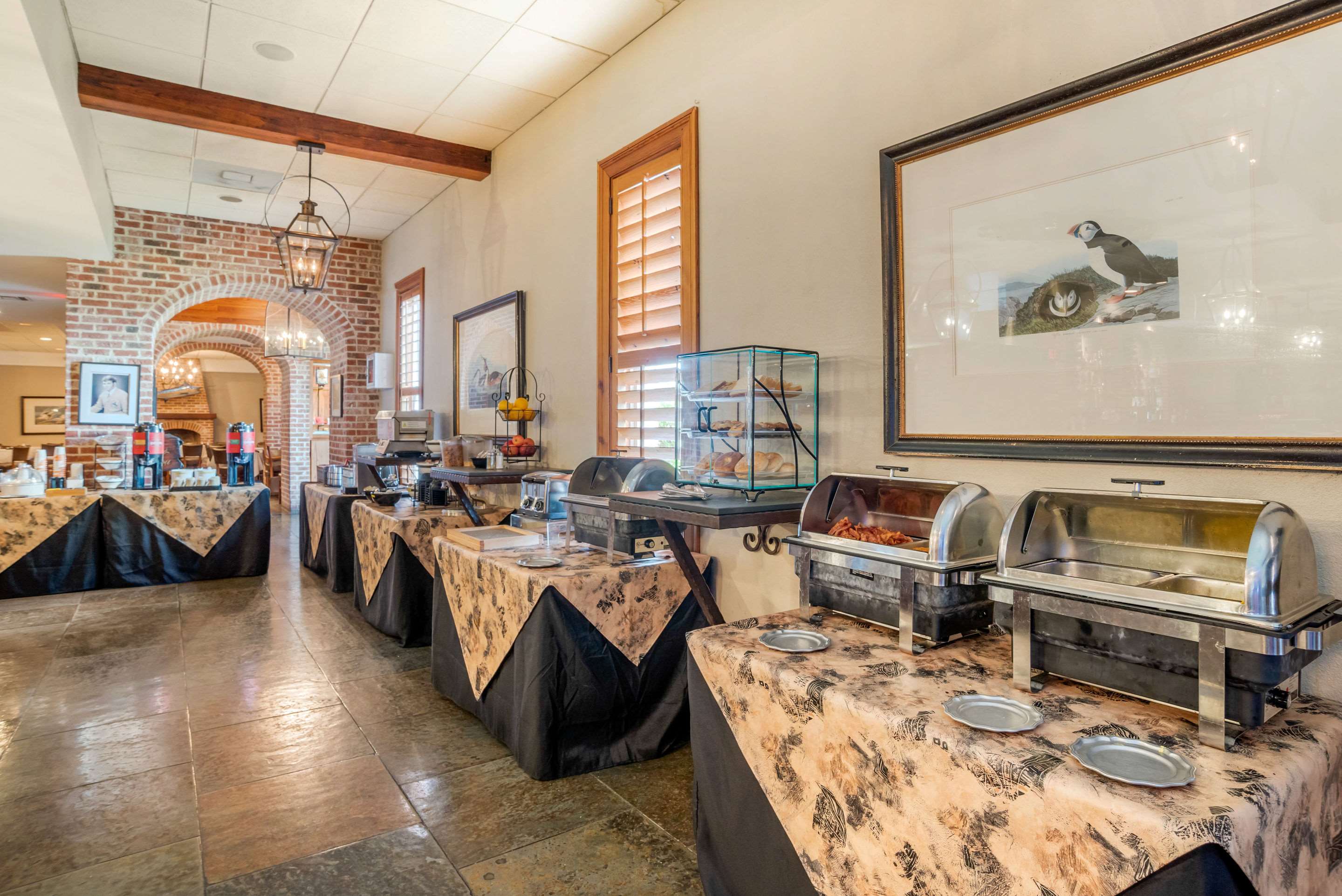 Breakfast area | Clarion Inn Conference Center Gonzales