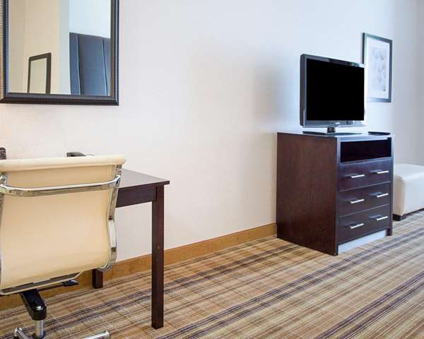 Suite - Comfort Suites Covington - I-12, Exit 65