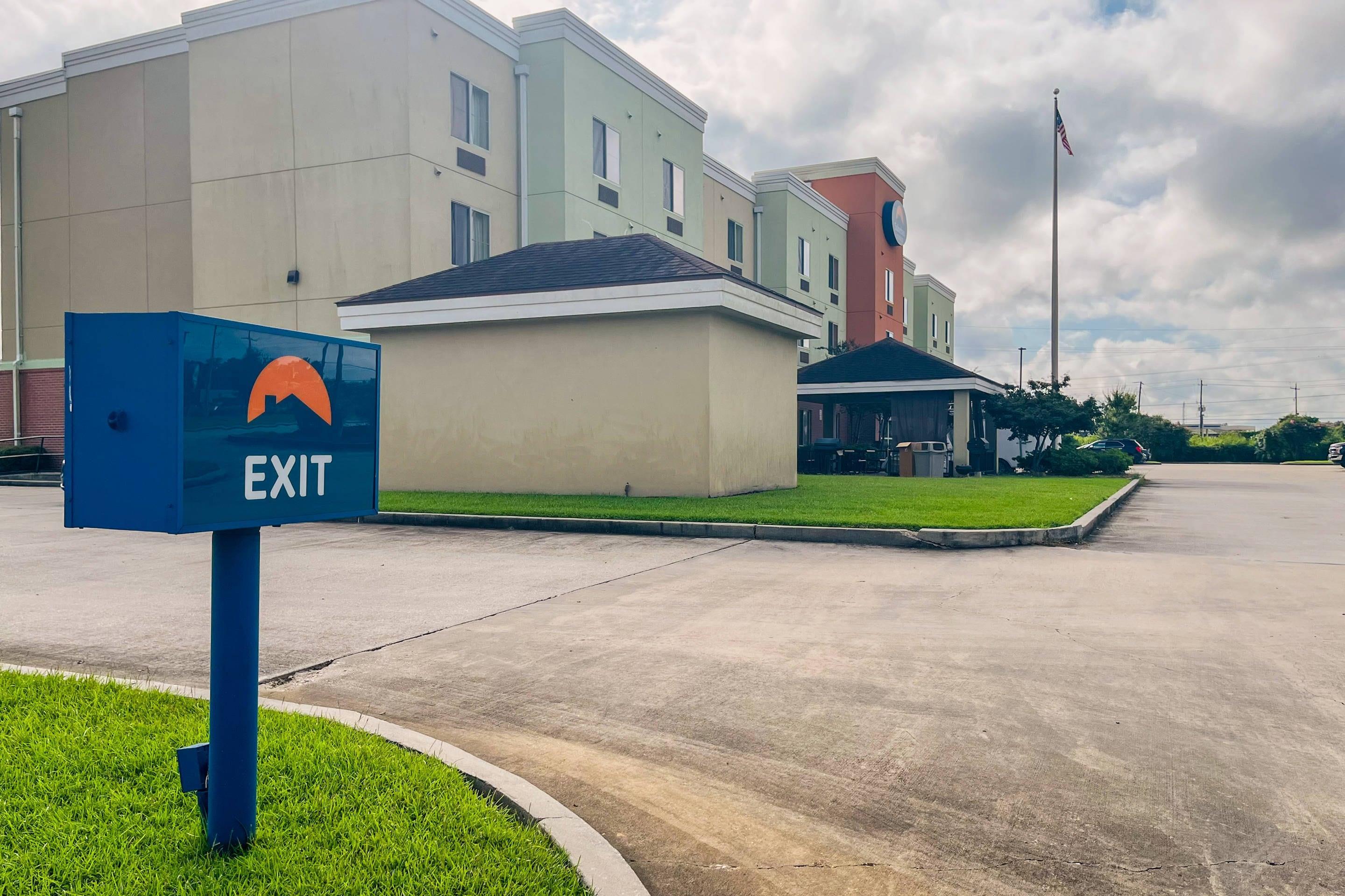 Hotel Entrance | Suburban Studios Donaldsonville - Gonzales