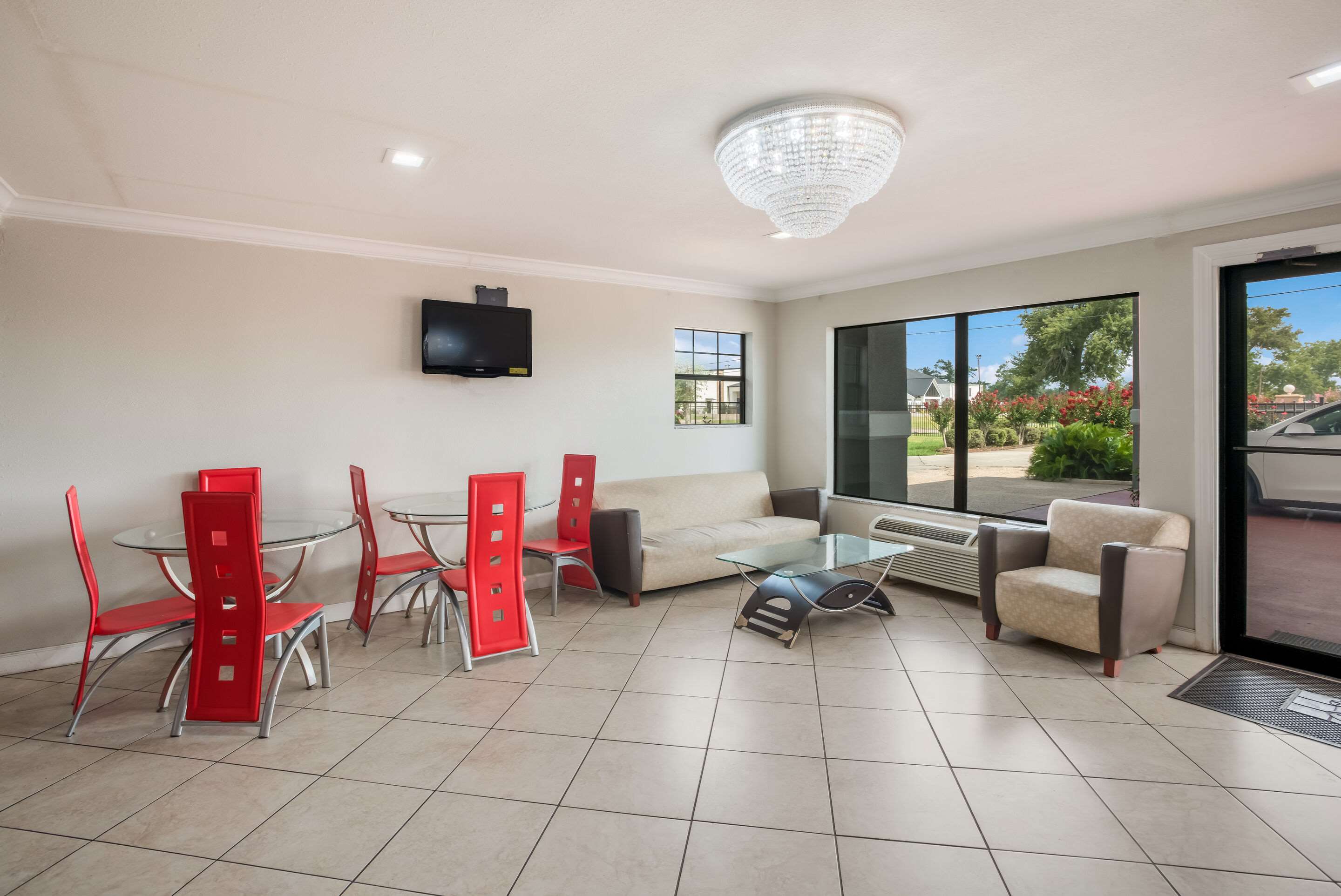 Spacious lobby with sitting area | Econo Lodge Lake Charles University Area