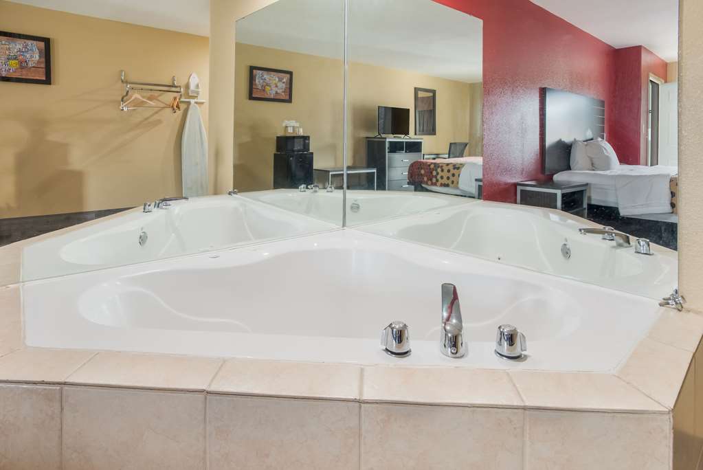 ECONO LODGE LAKE CHARLES UNIVERSITY-guestroom-Guest Room,Suite,On-Site.jpg