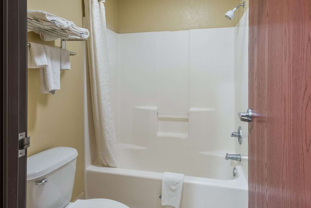 ECONO LODGE LAKE CHARLES UNIVERSITY-guestroom-Guest Room,Bathroom,On-Site.jpg