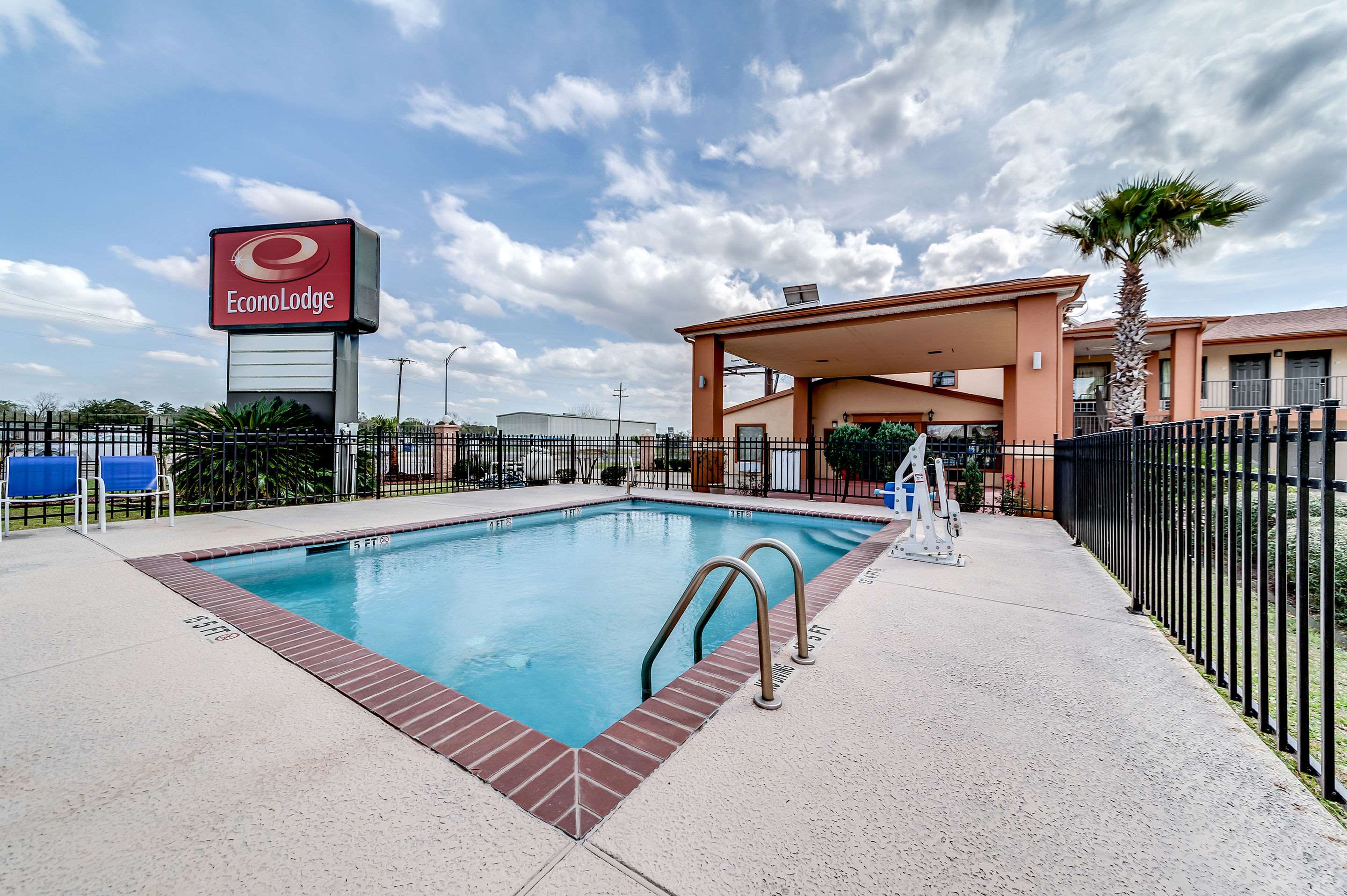 Outdoor pool | Econo Lodge Lake Charles University Area