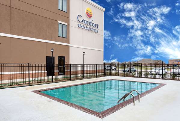 Pool - Comfort Inn & Suites Zachary