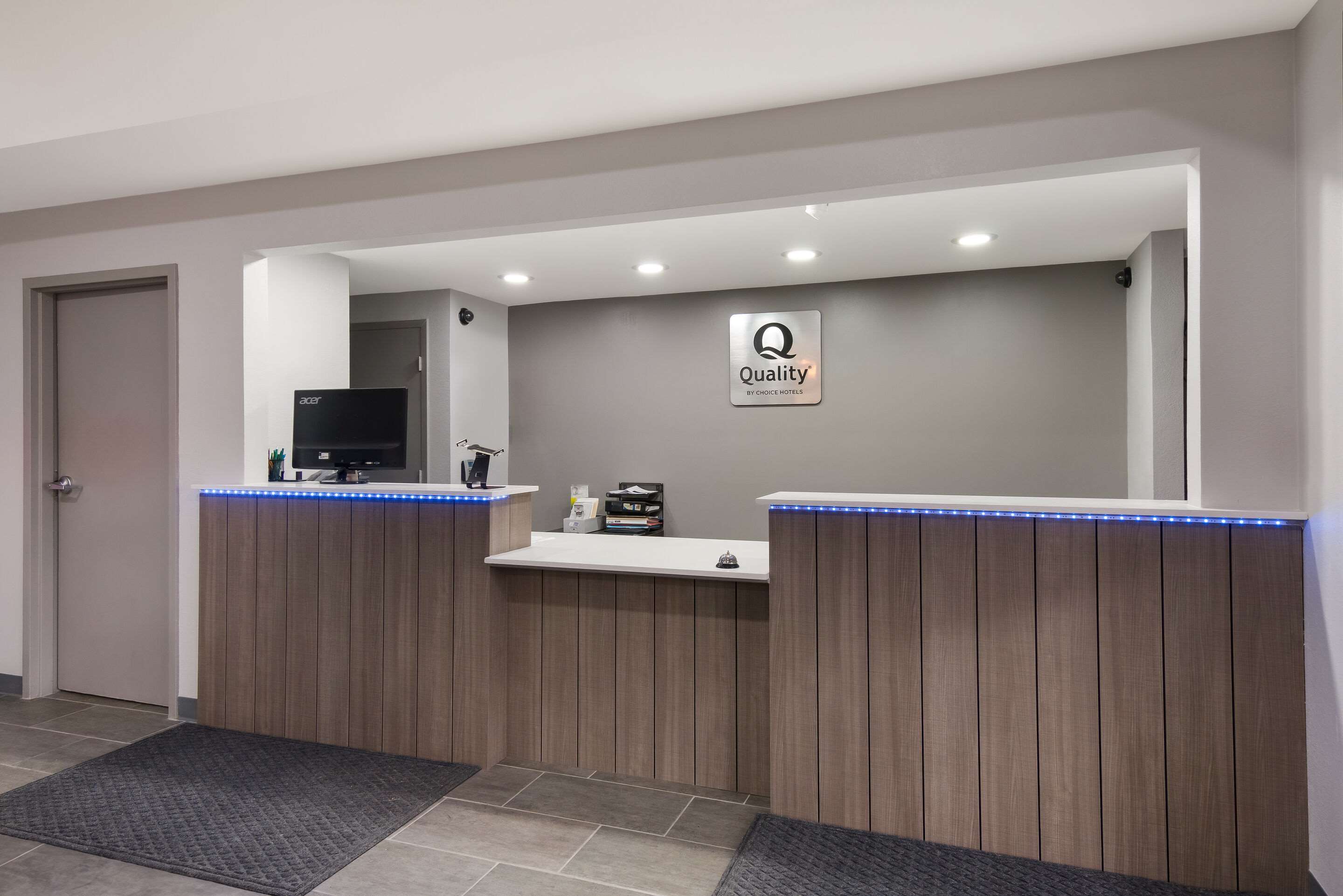 Lobby with sitting area | Quality Inn near Casinos and Convention Center