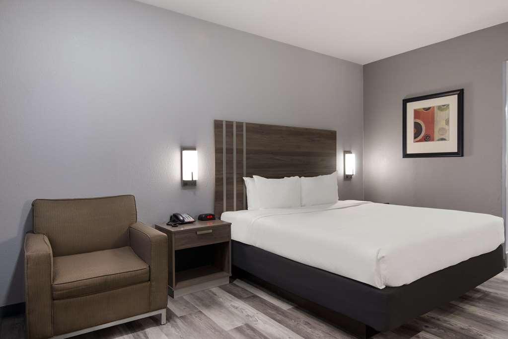 QUALITY INN NEAR CASINOS AND CONVEN-guestroom-Guest Room,On-Site.jpg