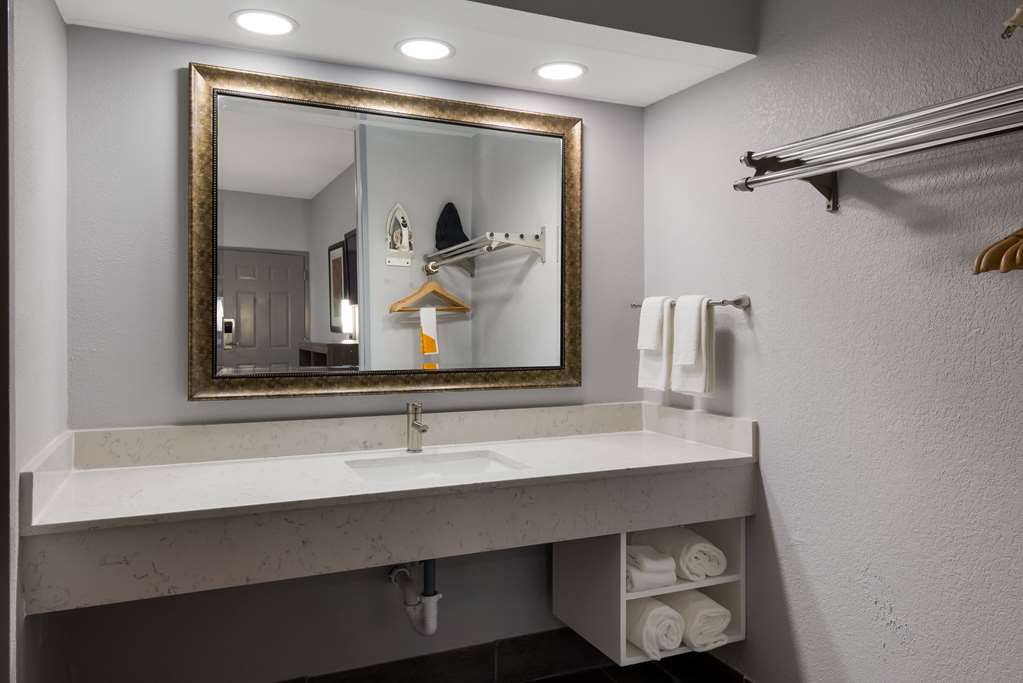 QUALITY INN NEAR CASINOS AND CONVEN-guestroom-Guest Room,Bathroom,On-Site.jpg