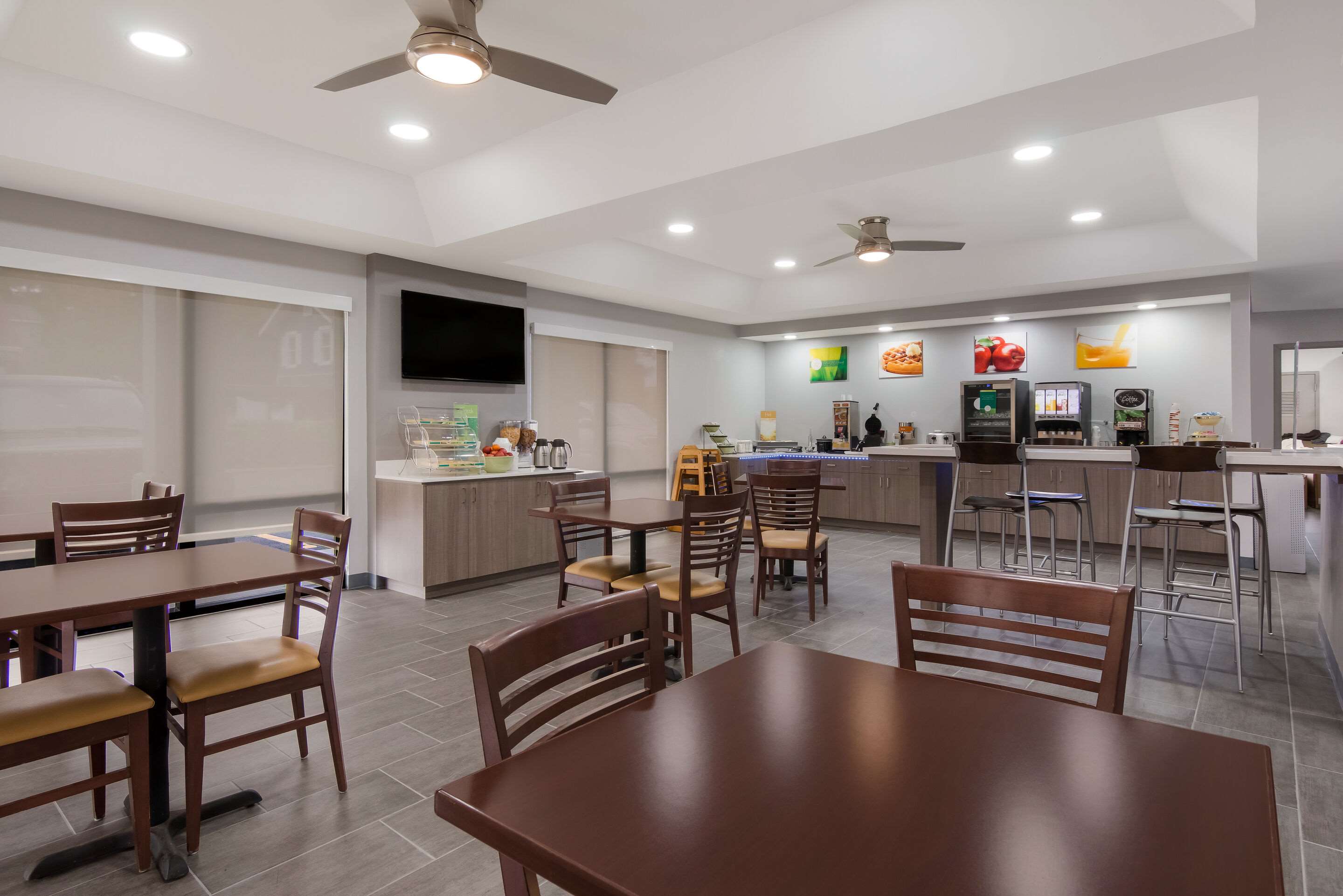Enjoy breakfast in this seating area | Quality Inn near Casinos and Convention Center