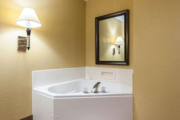 Suite - Quality Inn & Suites Lafayette - I-10, Exit 103