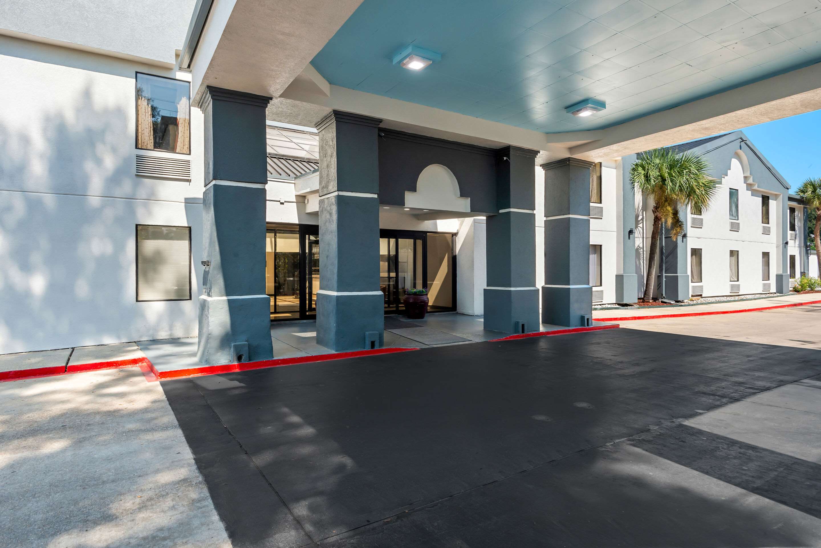Hotel entrance | Quality Inn & Suites Lafayette