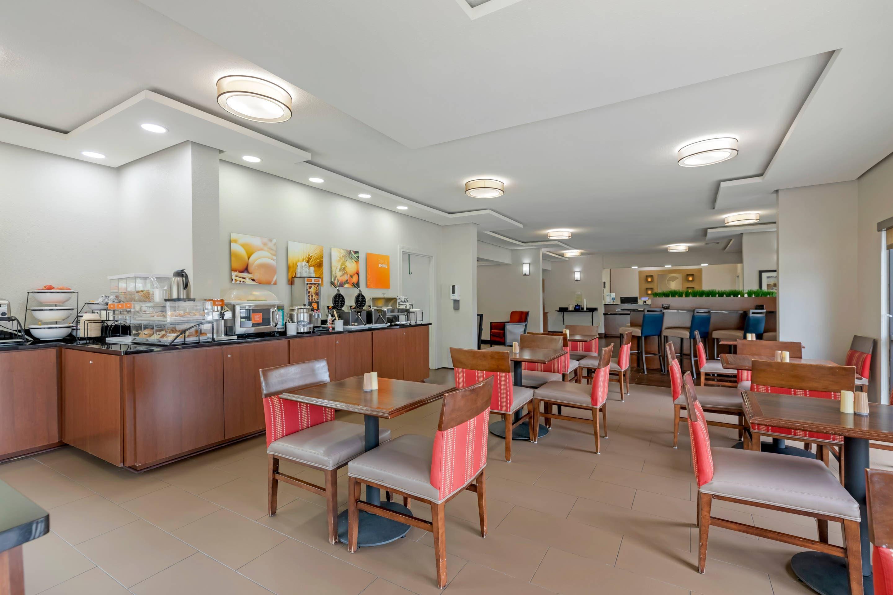 Breakfast area | Comfort Inn & Suites Covington - Mandeville