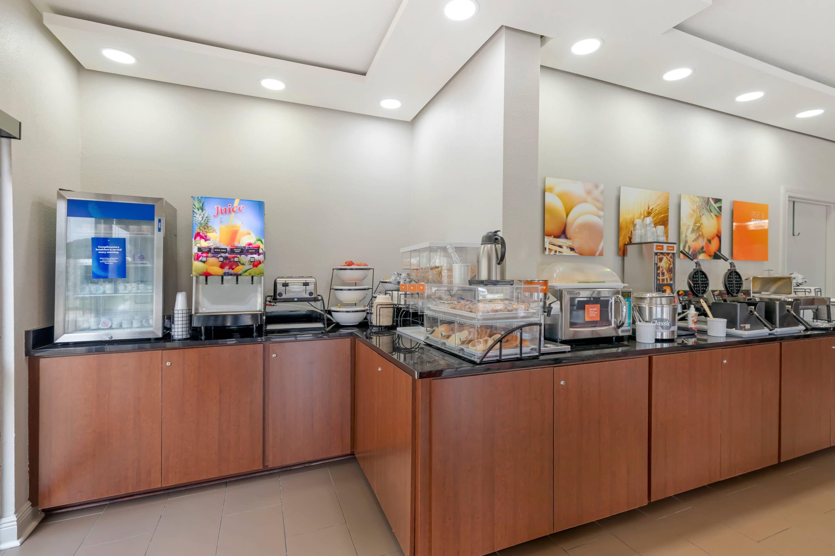Breakfast area | Comfort Inn & Suites Covington - Mandeville