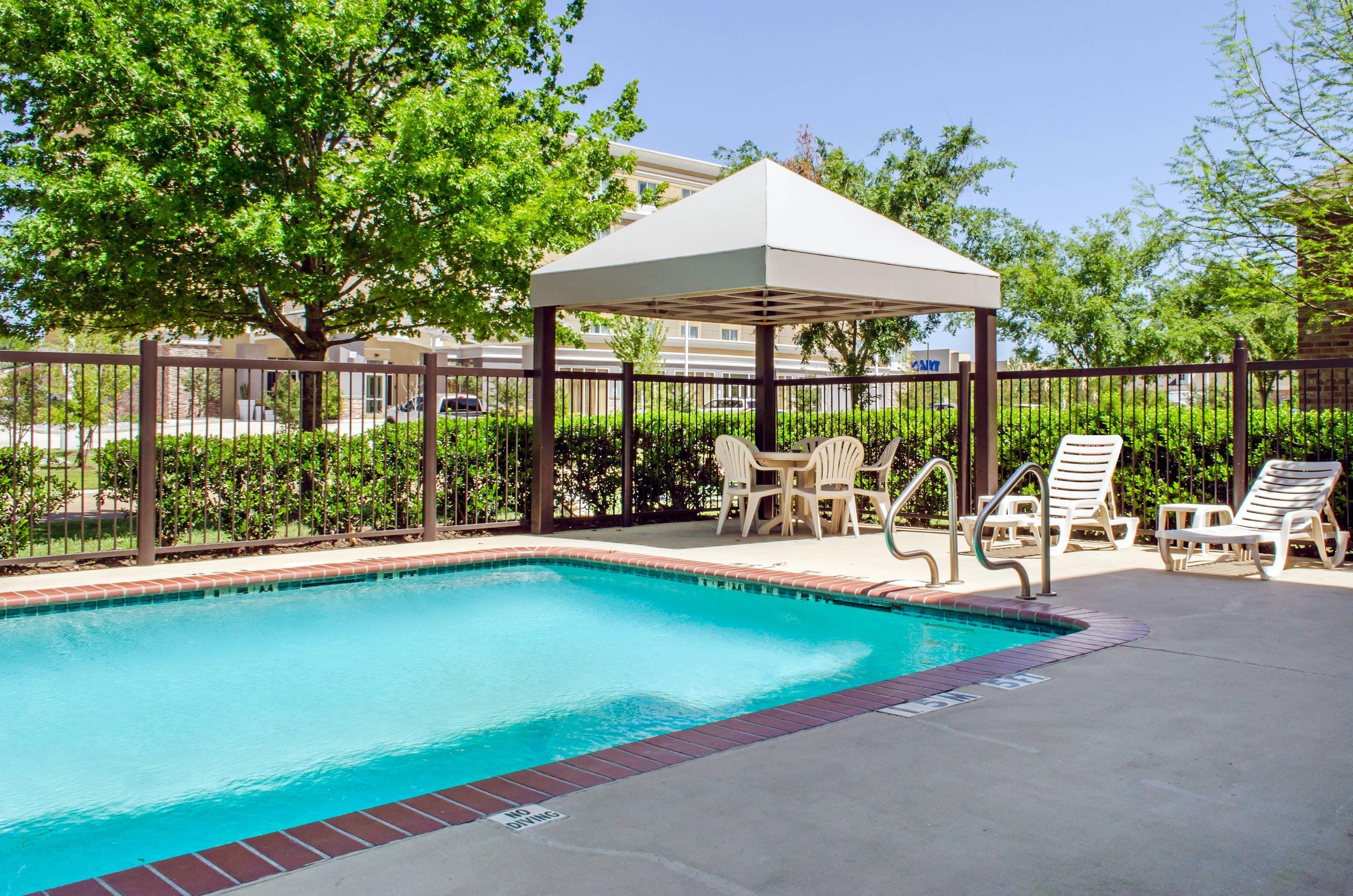 Outdoor pool | Comfort Inn & Suites Covington - Mandeville