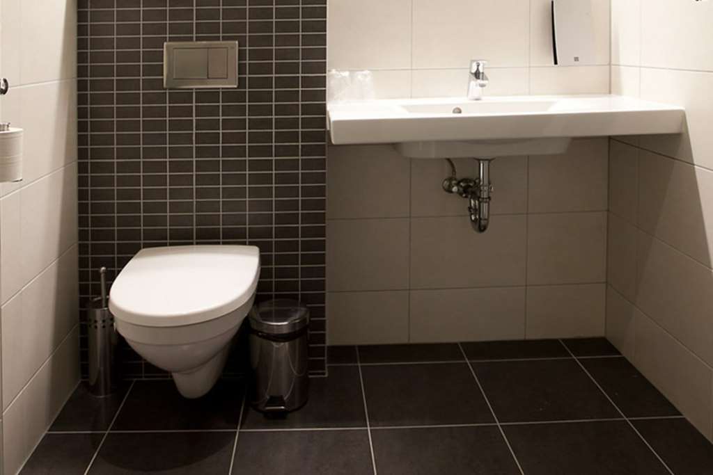COMFORT HOTEL LT-guestroom-Guest Room,Bathroom,On-Site.jpg