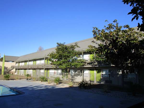 Exterior view - SureStay Plus Hotel by Best Western Point Richmond