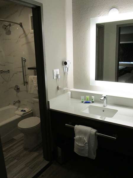  - SureStay Plus Hotel by Best Western Point Richmond